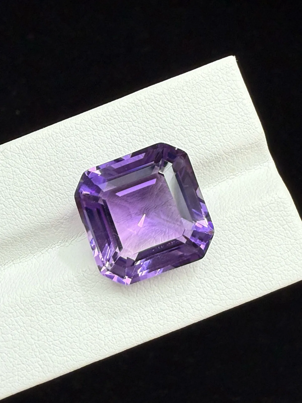 16.7ct天然紫水晶裸石，尺寸14.9*14.9*9.8mm，颜色美艳 ，晶体通透，火彩足