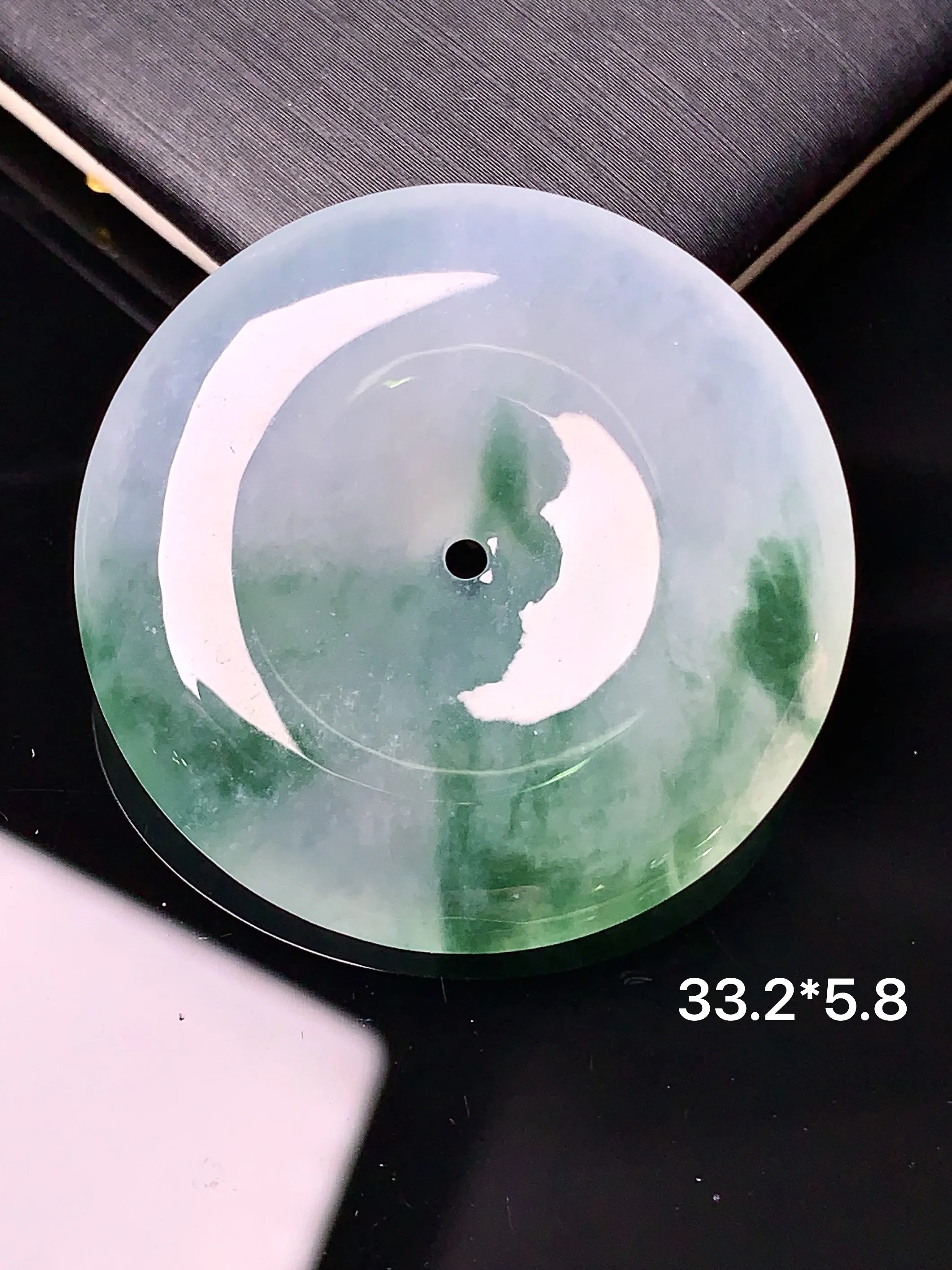 冰种飘绿平安扣吊坠 玉质细腻 色泽清新艳丽 整体尺寸33.2*5.8