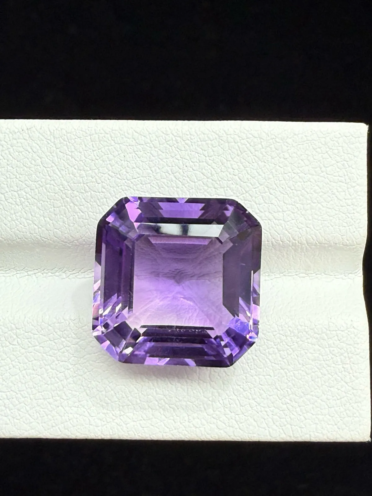 16.7ct天然紫水晶裸石，尺寸14.9*14.9*9.8mm，颜色美艳 ，晶体通透，火彩足