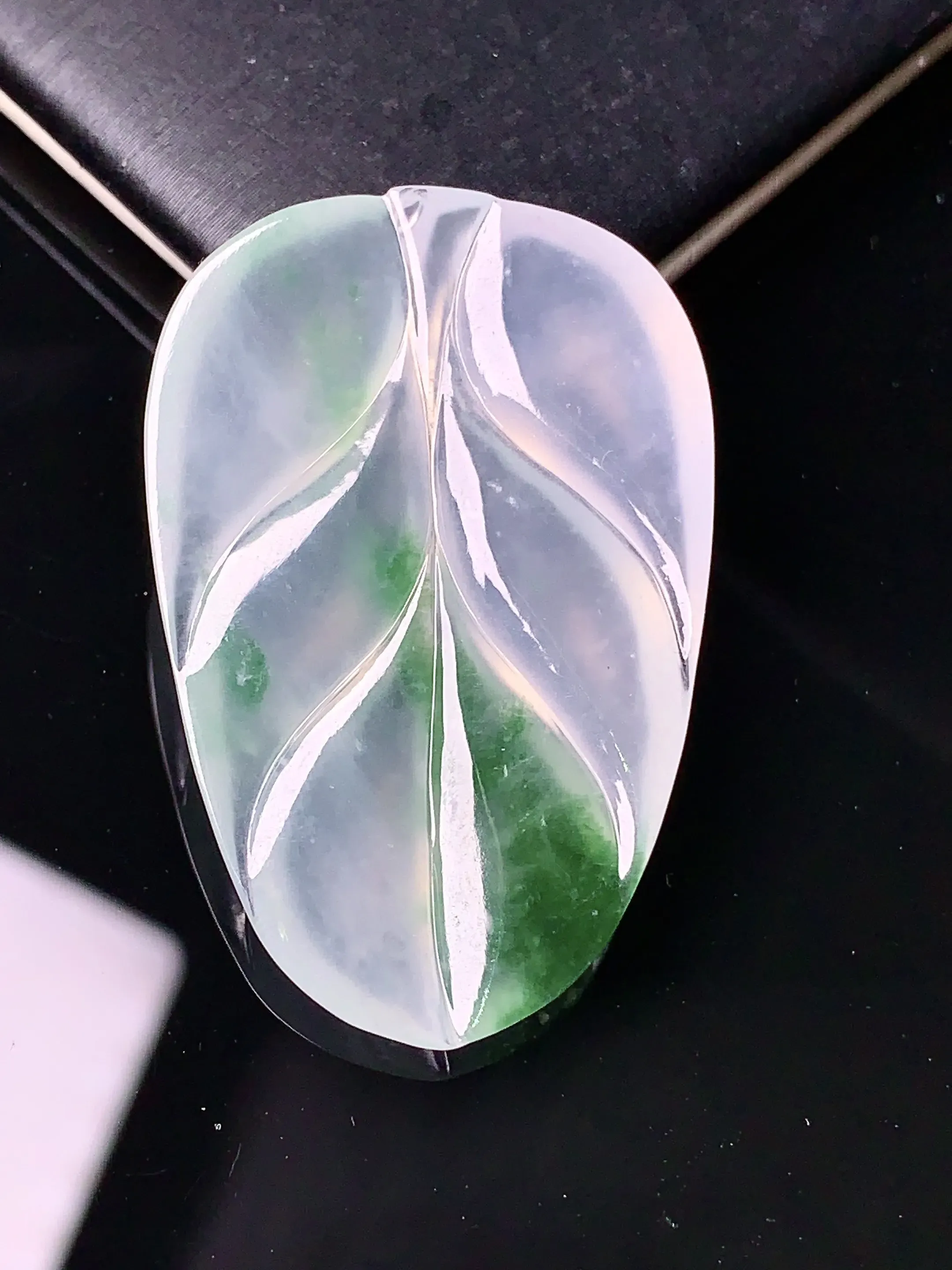 冰种飘绿树叶吊坠 玉质细腻 色泽清新艳丽 整体尺寸38.5*25.5*4.5