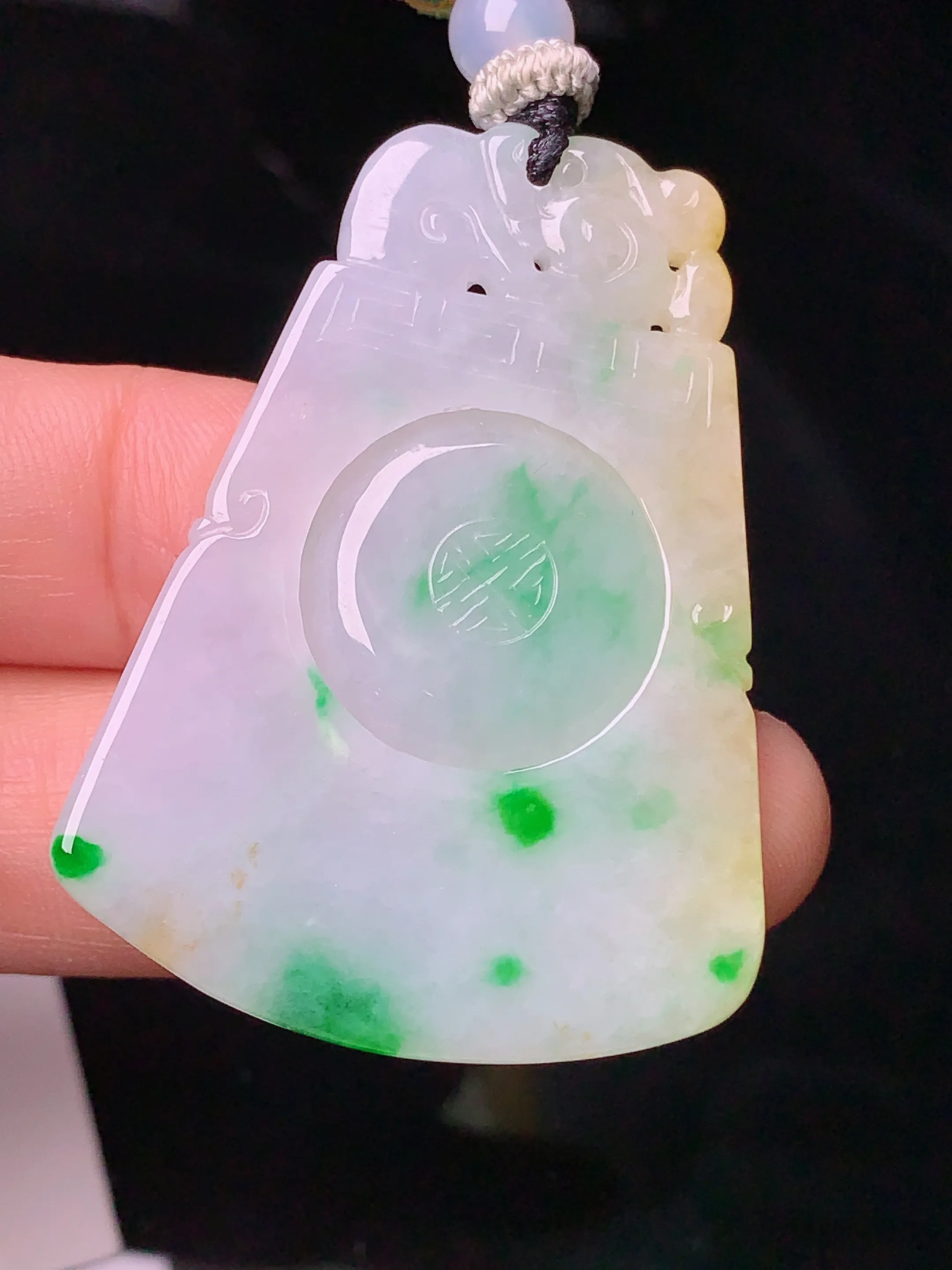 飘黄绿福在眼前吊坠 玉质细腻 色泽清新艳丽 整体尺寸44.5*32.7*3.8