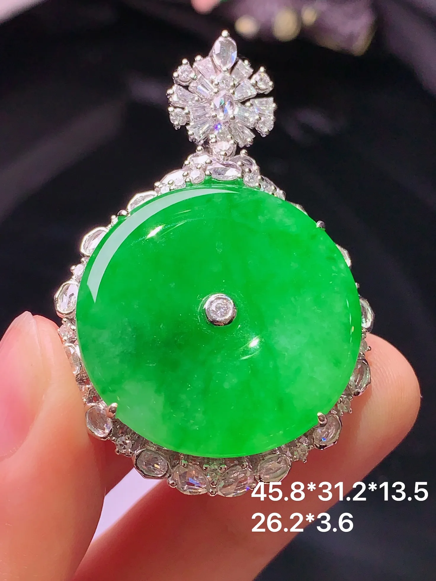 18k金钻镶嵌满绿平安扣吊坠 玉质细腻 色泽清新艳丽 整体尺寸45.8*31.2*13.5