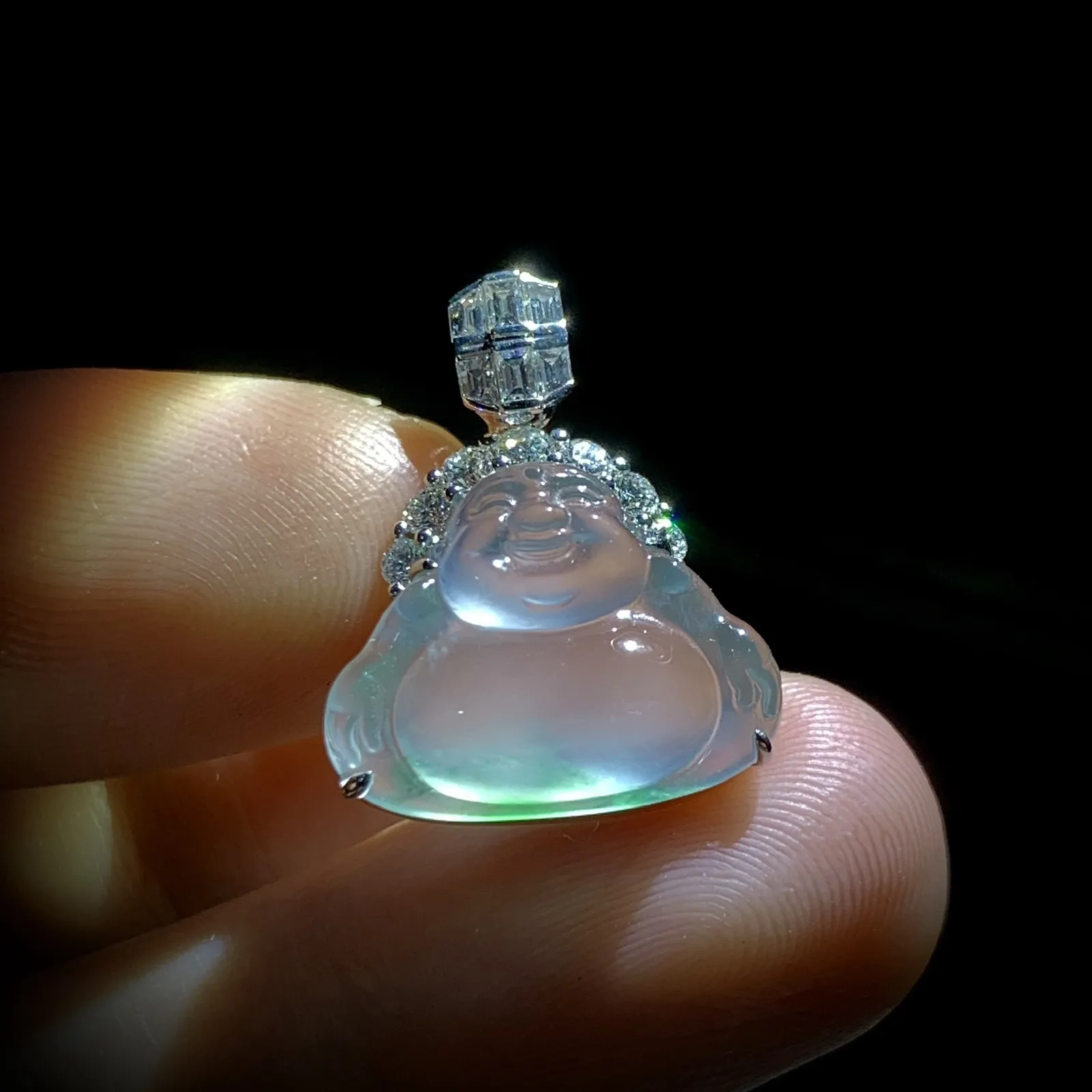 弥勒佛，裸石16.5-13-4.5mm，
整体21-16.5-6.5mm，
18K金，南非钻，