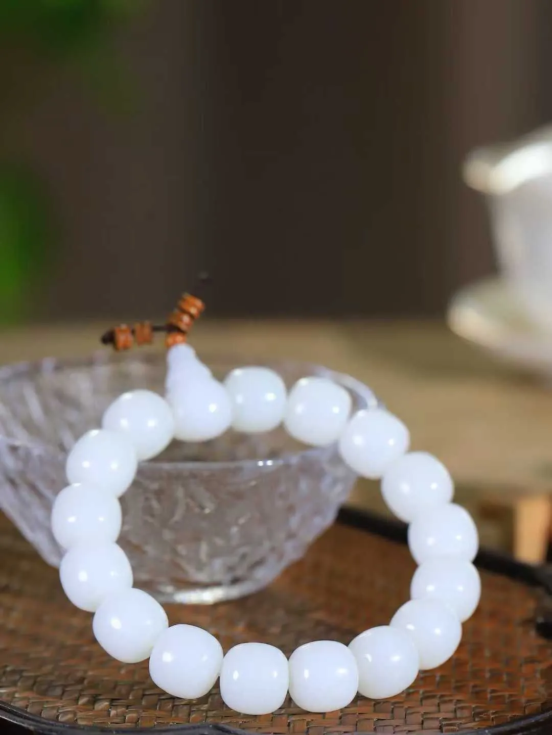 （老型珠.手串）

精品 和田玉白玉老型珠手串，也可做手持，玉质细腻油润 饱满光滑 质朴无华，悠远简单，人心境界远，百世修炼深，心灵常驻善意持，觉悟人生百世修。重62.6克    尺寸取一12.3-12.9mm    54110531L