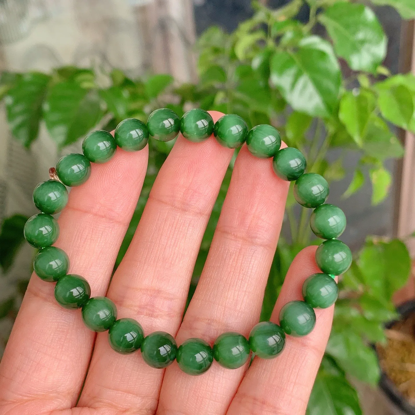 和田玉菠菜绿俄罗斯碧玉猫眼圆珠手串。单颗尺寸8！玉质细腻油润。手推出油。佩戴高端典雅。lt251112