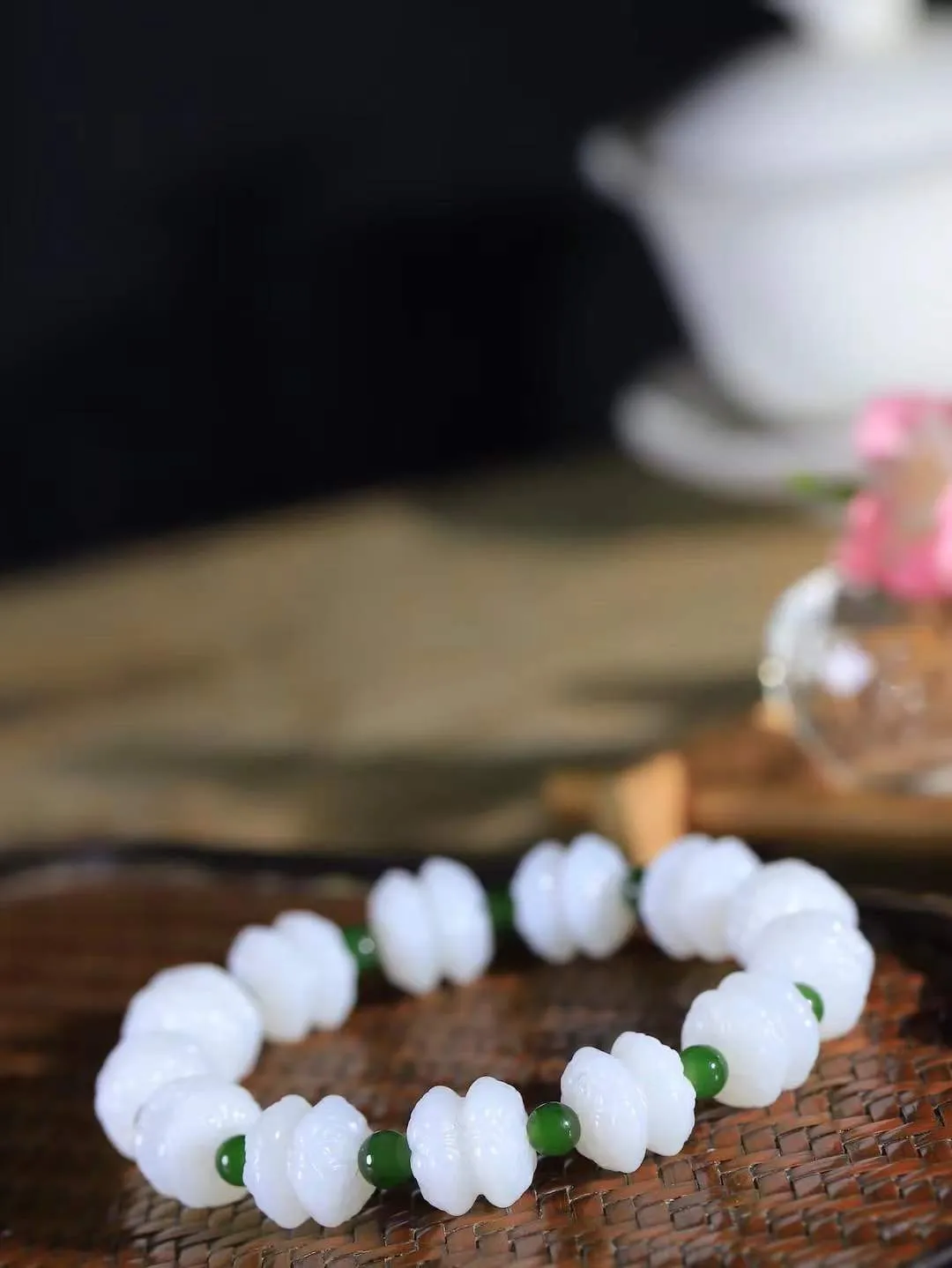 【莲花.手串】

精品和田玉白玉莲花手串，器形优雅，小巧精致，翠色浓郁，玉质细腻油润、手感上佳，颗