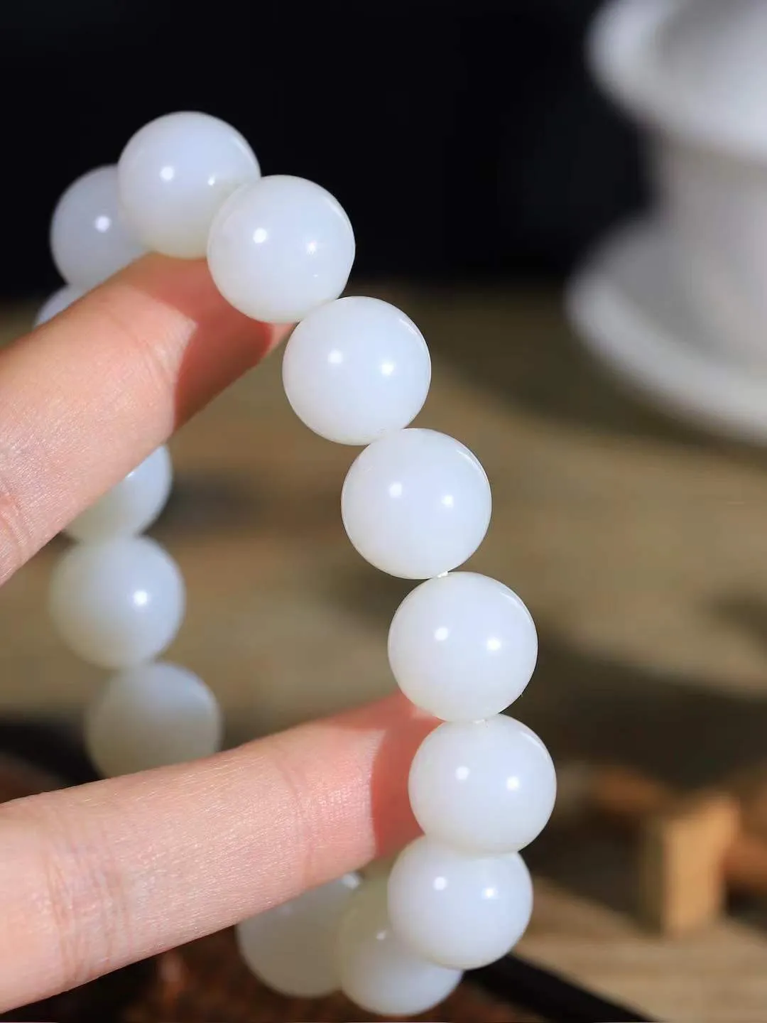 【珠圆玉润.手串】

精品️和田玉白玉珠圆玉润手串 玉质温润细腻  整串打磨圆润，佩戴舒适。珠珠落玉盘，间关莺语花底滑，一生美好时光，无论身在何处，都有它相伴相守。事事顺遂，幸福美满，吉祥如意。重78.7克 尺寸取一15mm  FDA-221101133