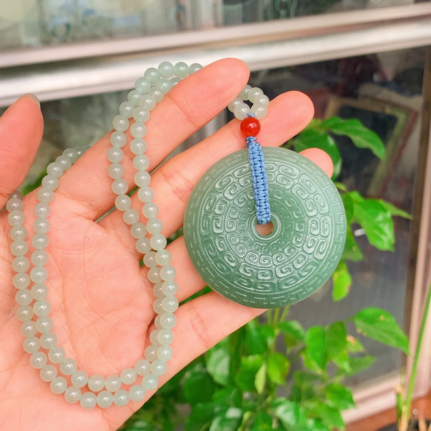 新疆和田玉且末蓝回纹平安扣挂件。尺寸49/9重65.4克。玉质细腻油润。手推出油。佩戴高端典雅。lt251112