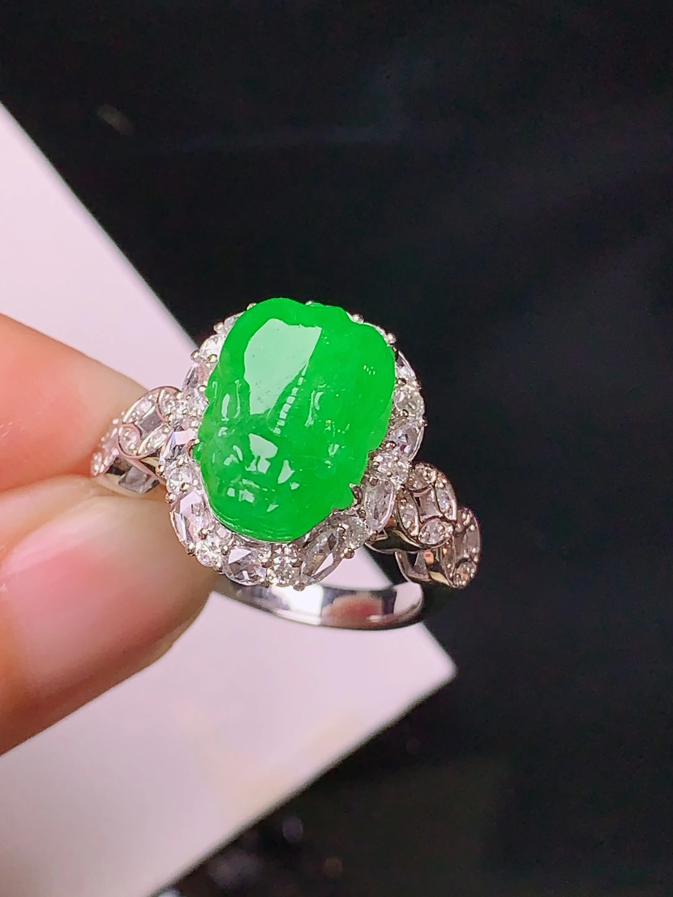 18k金钻镶嵌满绿貔貅戒指 玉质细腻 色泽清新艳丽 圈口14 整体尺寸16.7*13.2*9.5
