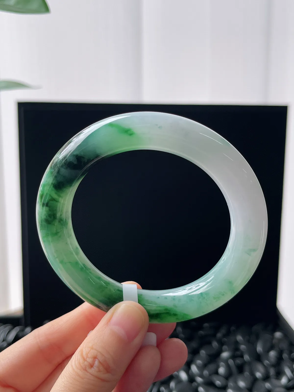 圆镯55.3圈口，翡翠糯化种淡绿色手镯