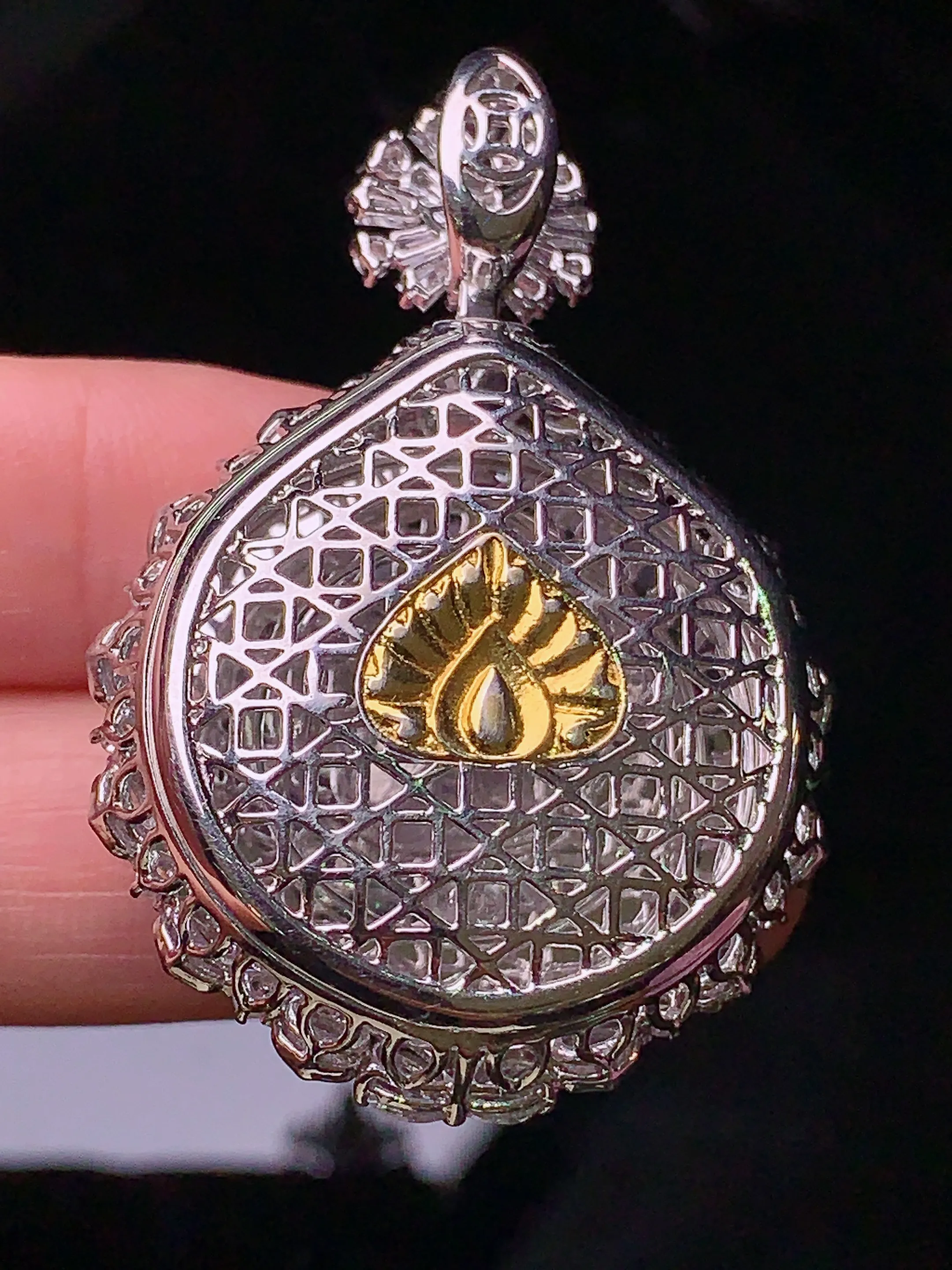 18k金钻镶嵌满绿平安扣吊坠 玉质细腻 色泽清新艳丽 整体尺寸45.8*31.2*13.5