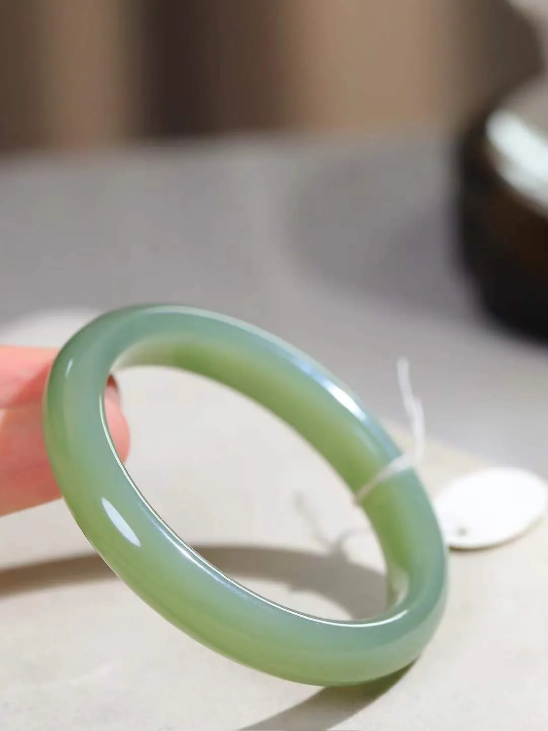 【温润于心.手镯】

精品和田玉晴水手镯，如晴水般清澈，似晴空般纯净。每一缕纹理都诉说着大自然的馈赠，温润细腻，触手生温。佩戴它，仿佛将一片宁静的晴水湖戴在腕间，优雅从容，气质非凡。重45克  尺寸56-11.5-8.3mm  891151153T