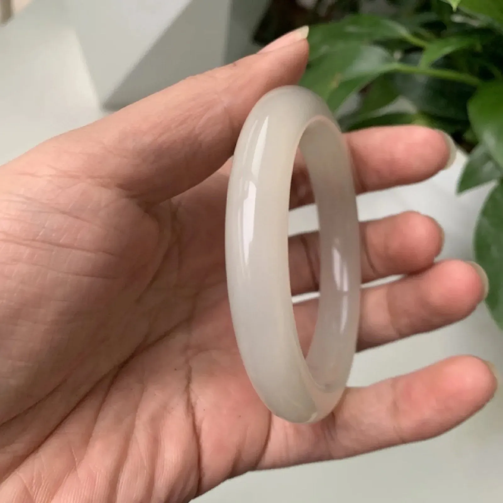 55圈口和田玉藕粉色手镯【挽间柔情】，和田玉55圈口藕粉色手镯，镯型古朴典雅。在诗情画意的雨巷相遇，你是我腕间的一抹风情，有你眸有深情.清风荡漾湖间静水，我愿俯身低眉，在烟波涟漪处寻，规格55/11.8/56克。