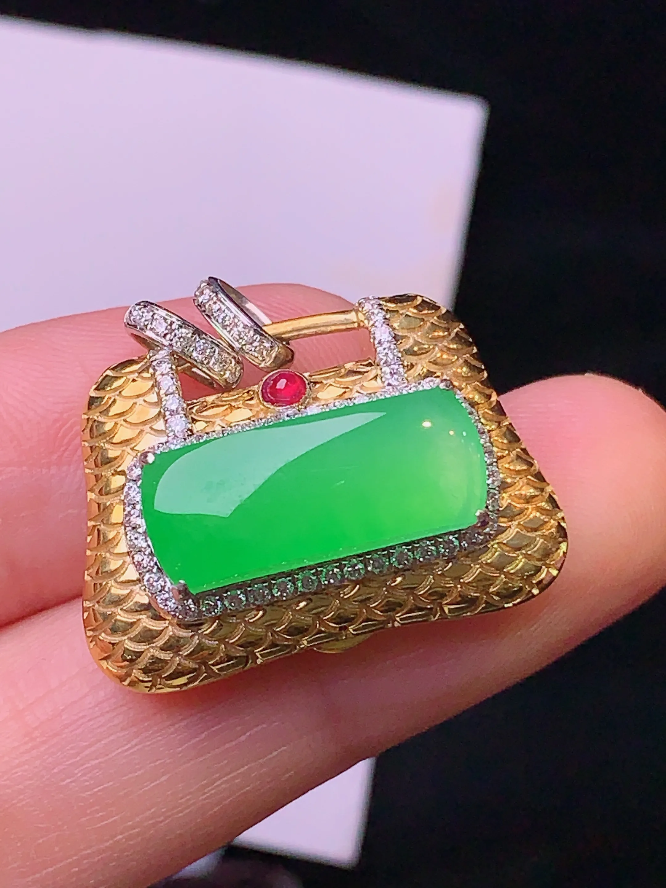 18k金钻镶嵌翠绿无事牌手提包吊坠 玉质细腻 色泽清新艳丽 整体尺寸20.8*24*11.3