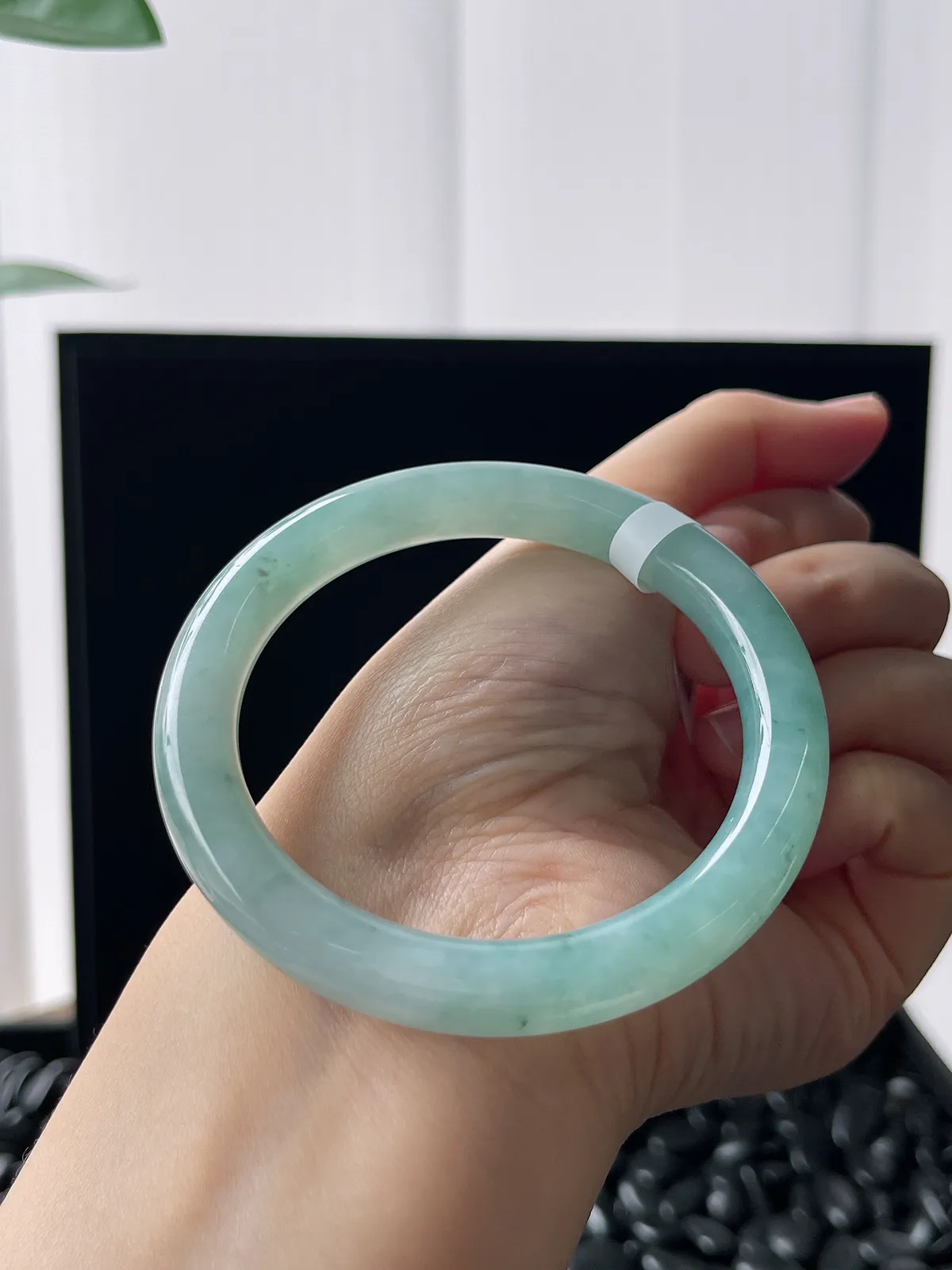 圆镯55圈口，翡翠糯化种淡绿色手镯