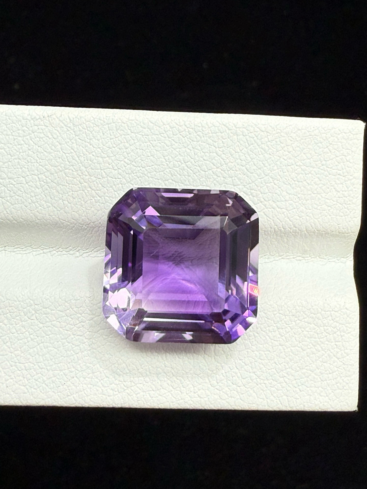 15.985ct天然紫水晶裸石，尺寸14.9*14.8*10mm，颜色美艳 ，晶体通透，火彩足