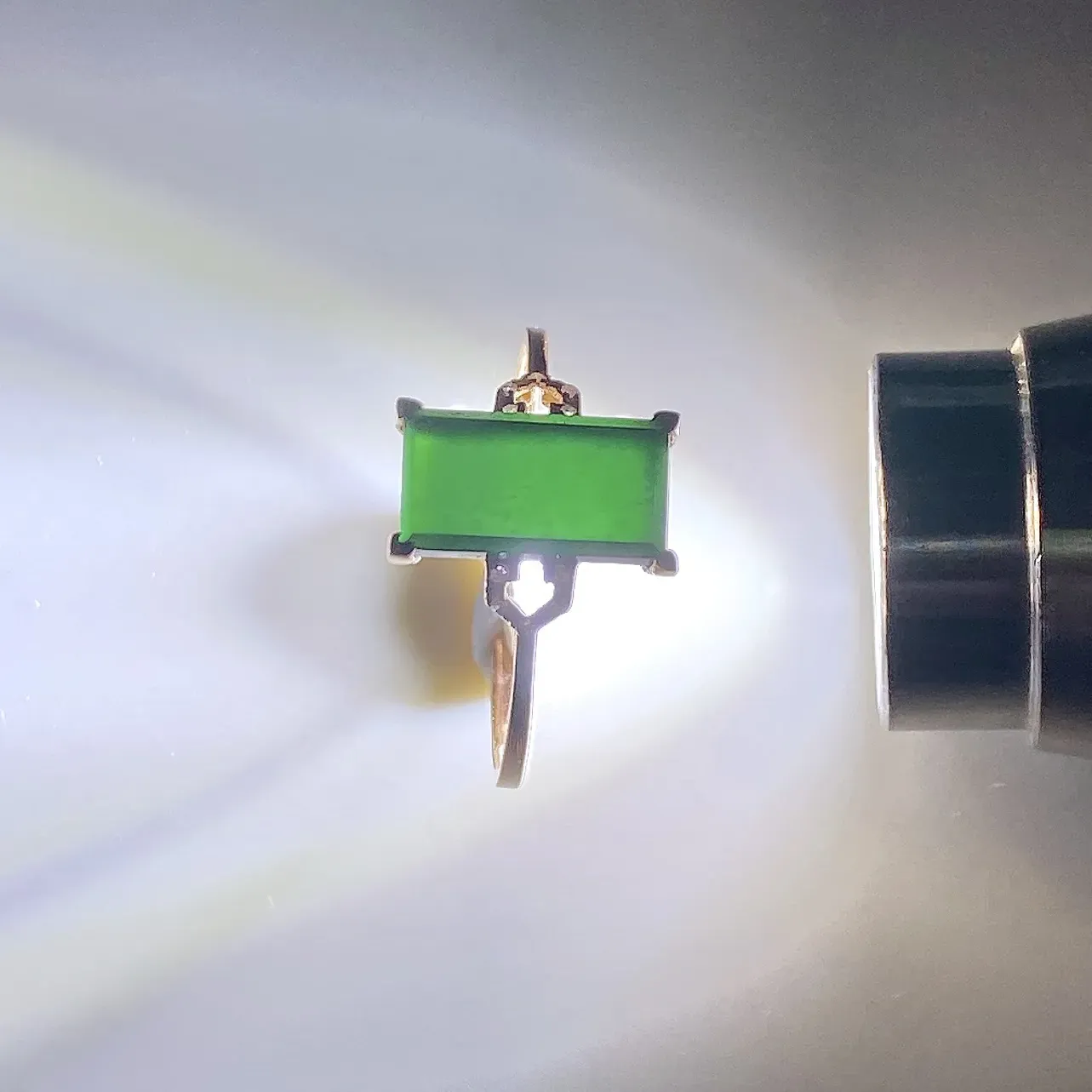 缅甸天然翡翠A货，18k金镶嵌冰种墨翠方形女式戒指，戒面干净，打光阳绿，尺寸：圈口16.9=14号，戒面10/5.5/2.5mm，重量：1.04g