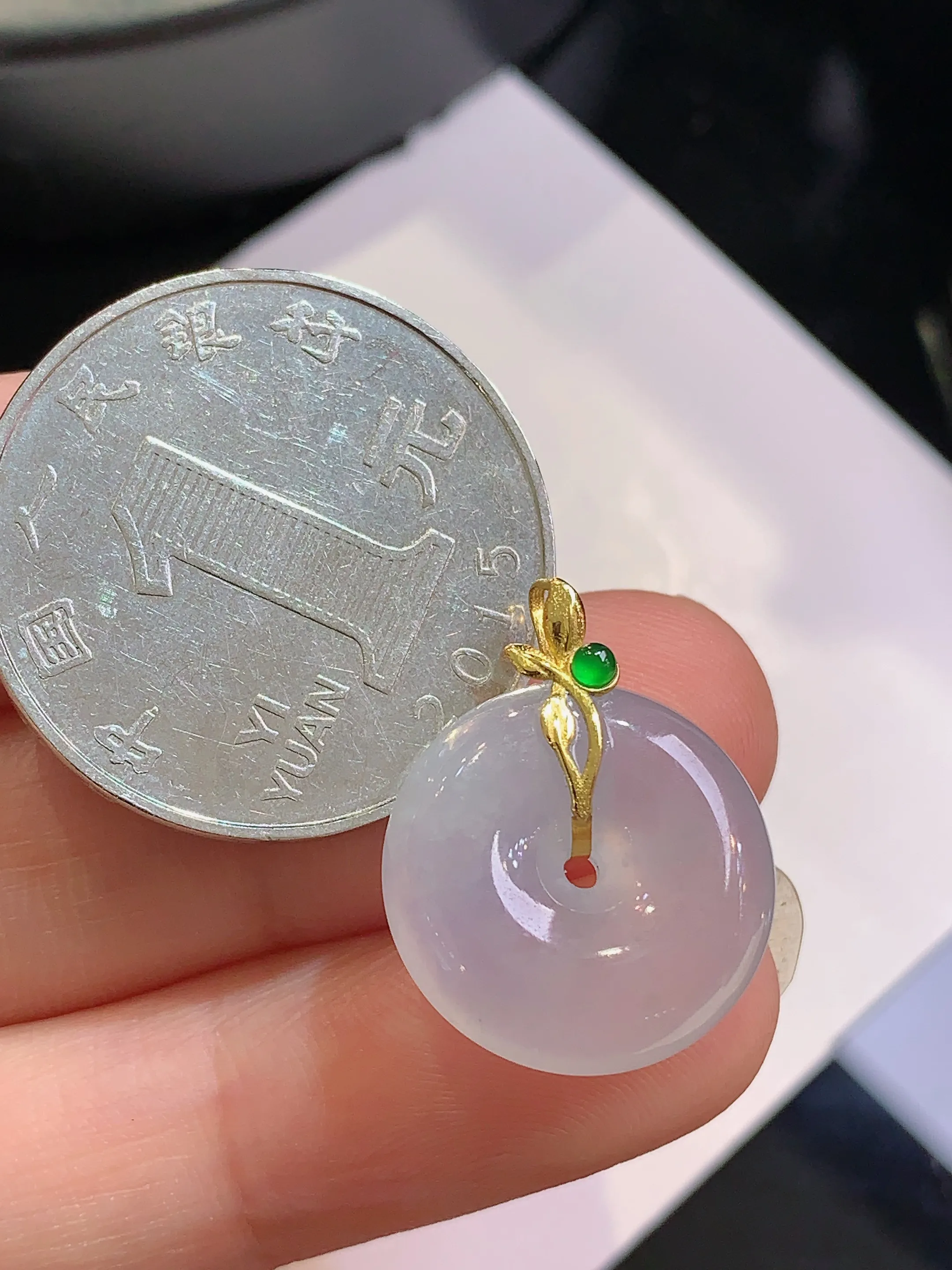 18k金镶嵌冰种平安扣吊坠 玉质细腻 色泽清新艳丽 整体尺寸20.5*16.2*5.6
