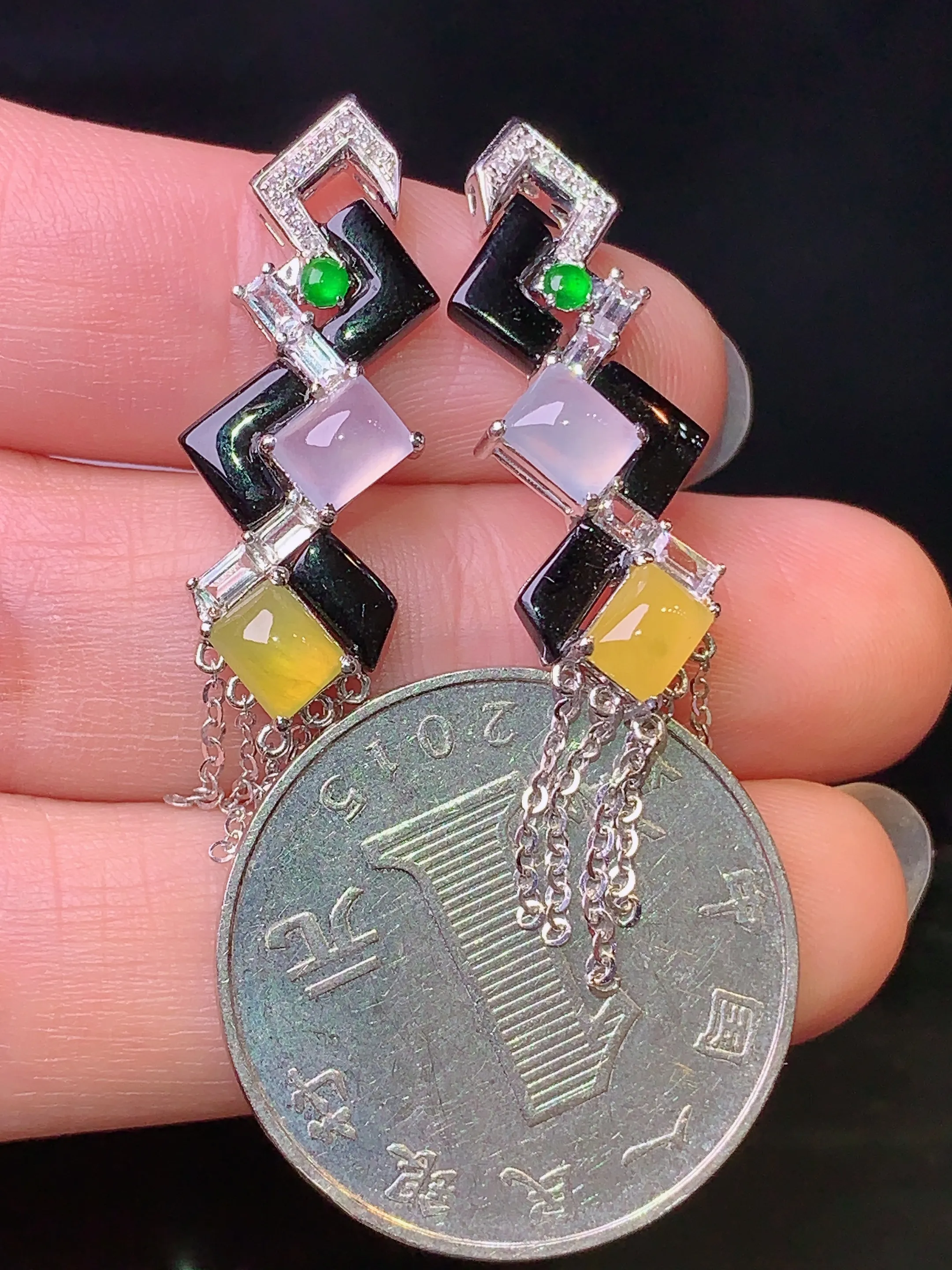 18k金钻镶嵌冰黄方牌耳坠 玉质细腻 色泽清新艳丽 整体尺寸41.6*10.2*4.8