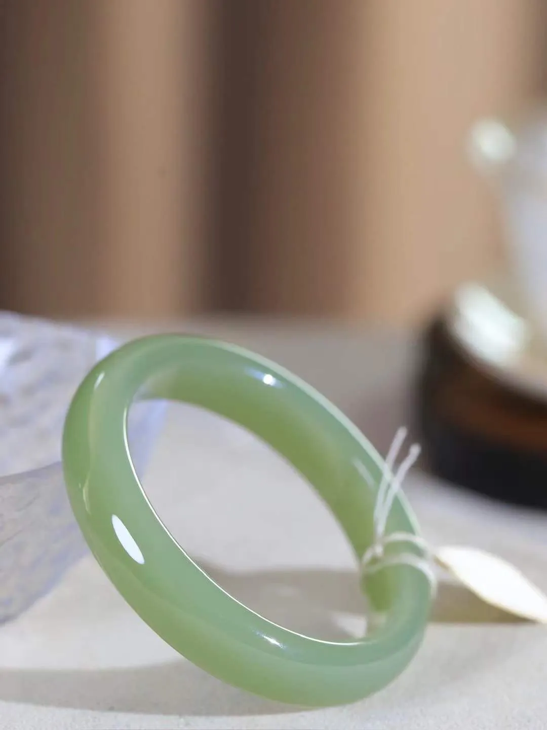 【晴水相伴.镯】

精品和田玉晴水手镯，以其淡雅的晴水色调，成为腕间的一抹亮色。玉质细腻，触感温润，佩戴它，感受玉石的温度与自然的灵性，让每一天都充满诗意与美好。重48.3克  尺寸53.5-12.7-8mm  111141133T