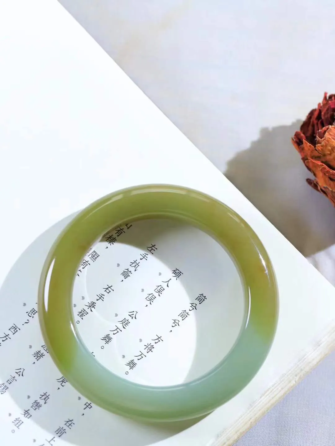 【花样年华·手镯】

新疆和田且末蓝手镯，质地油润细腻，色泽高贵典雅，镯型古朴典雅。在诗情画意的雨巷相遇，你是我腕间的一抹风情，有你眸有深情，清风荡漾湖间静水，我愿俯身低眉，在烟波涟漪处，寻你深情倩影。内径58.5mm尺寸12.6-11.8mm 重84.8克fDT-781151241