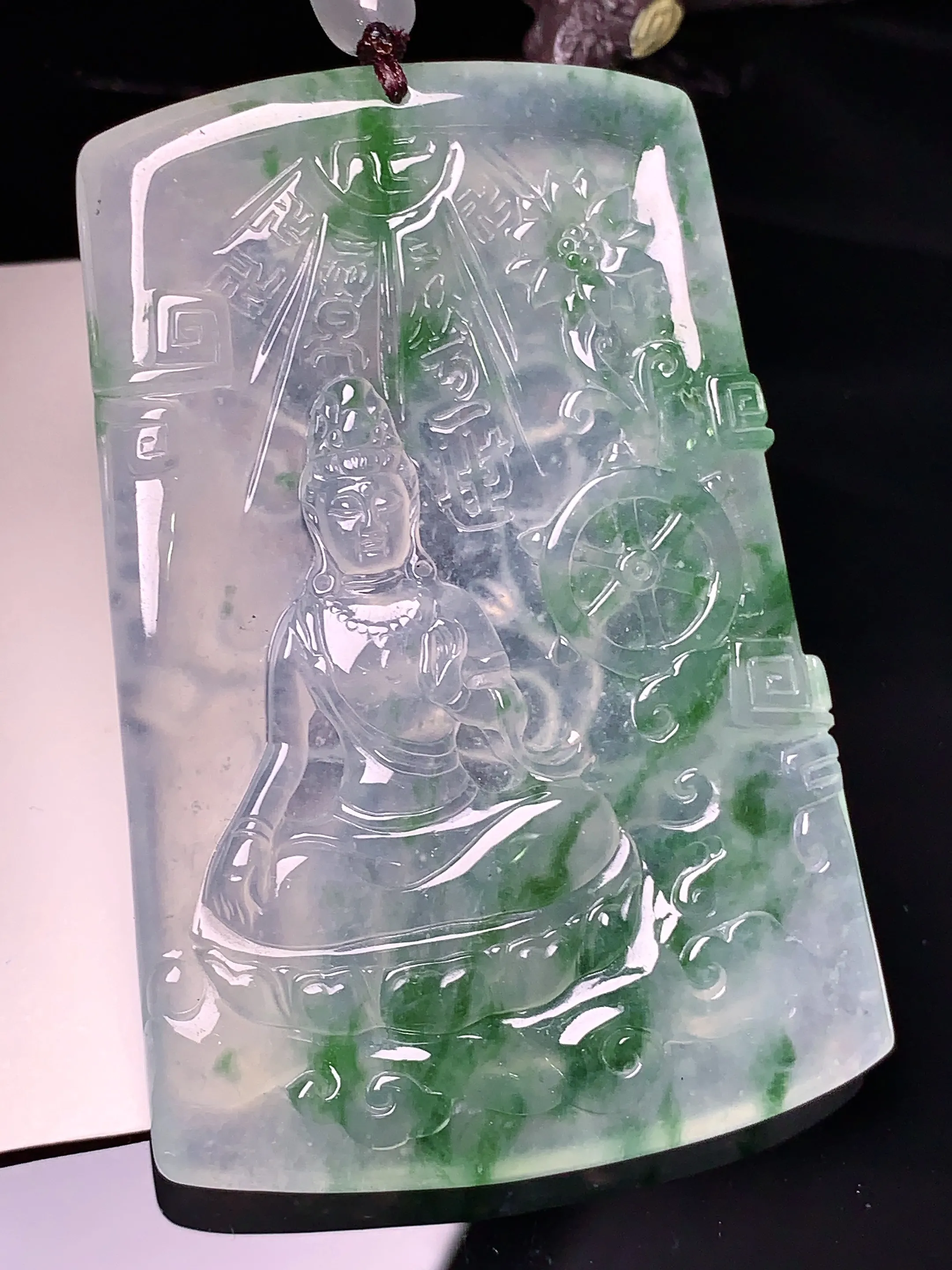冰种飘绿观音菩萨吊坠 玉质细腻 色泽清新艳丽 整体尺寸66.2*45*6.3