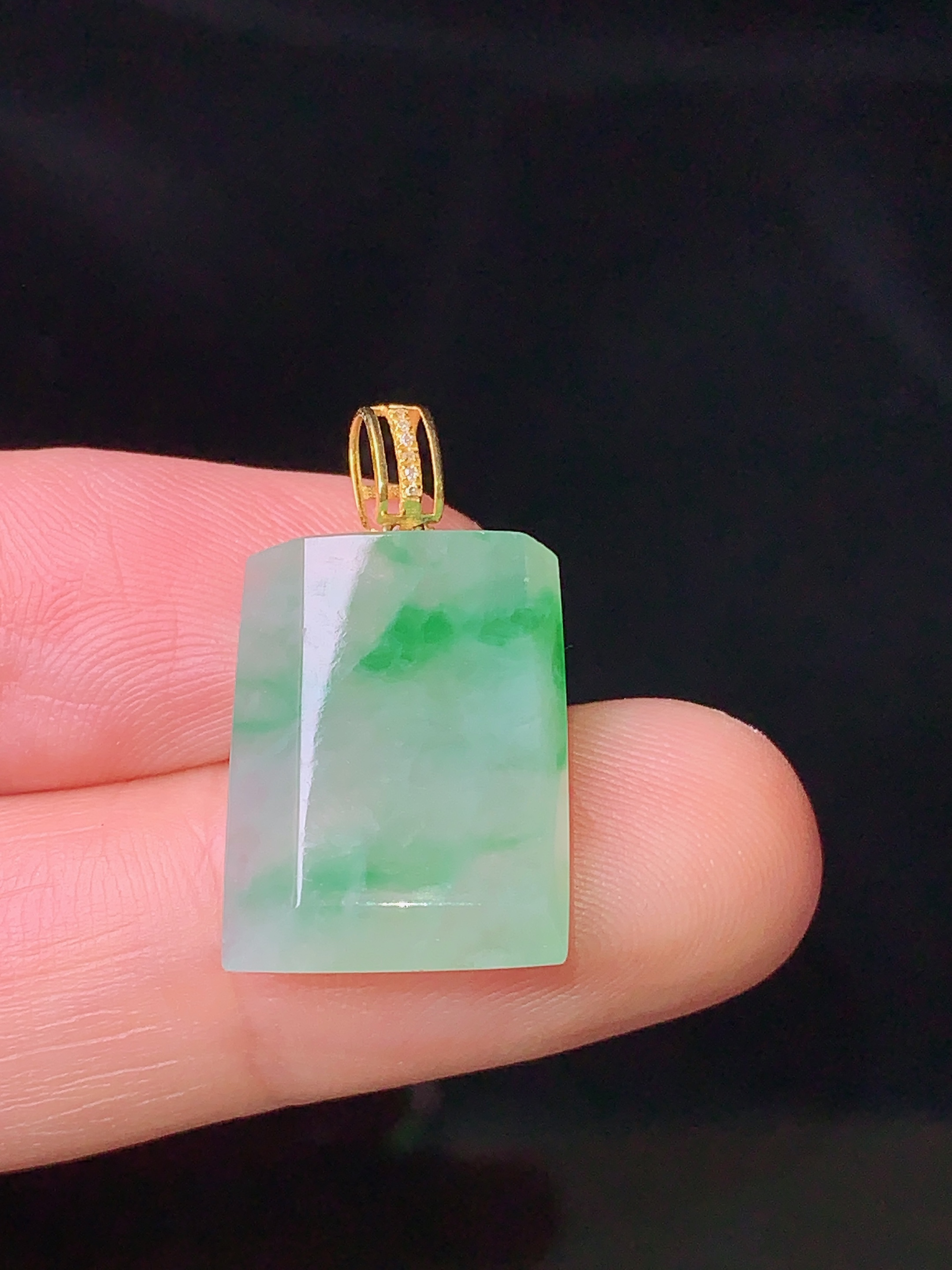 18k金镶嵌飘绿无事牌吊坠 玉质细腻 色泽清新艳丽 裸石尺寸17.2*13*4.7