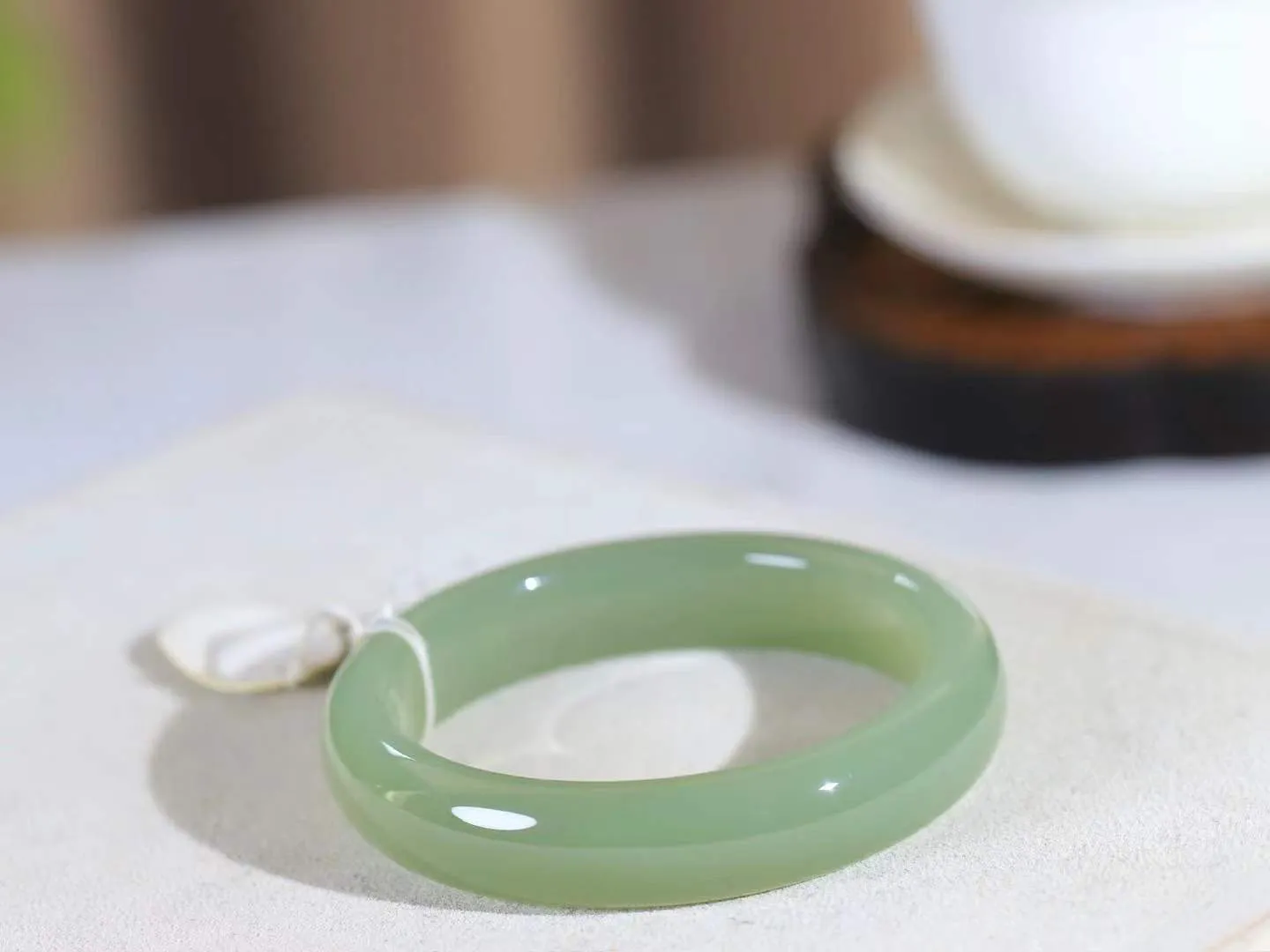 【晴水相伴.镯】

精品和田玉晴水手镯，以其淡雅的晴水色调，成为腕间的一抹亮色。玉质细腻，触感温润，