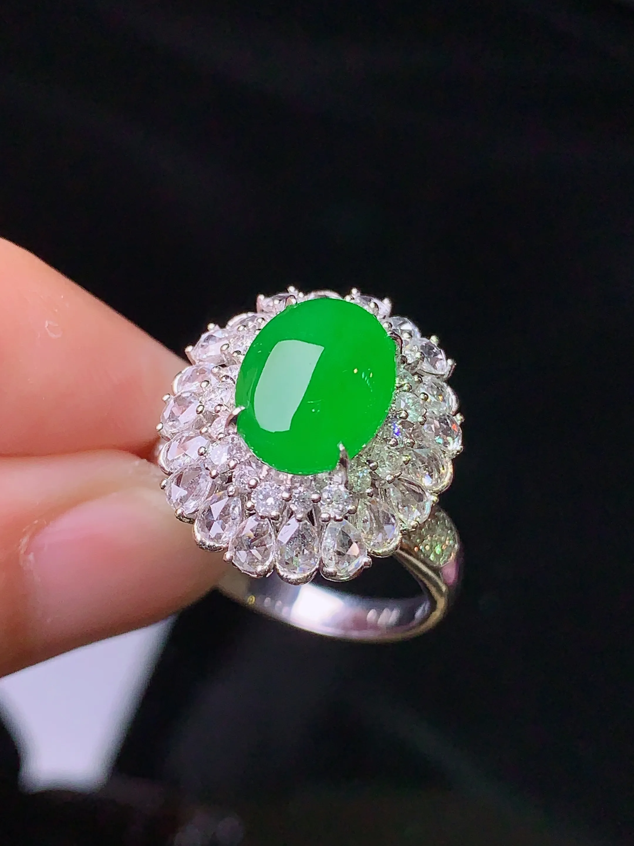 18k金钻镶嵌满绿蛋面戒指 玉质细腻 色泽清新艳丽 圈口14 整体尺寸18.2*16*12.2