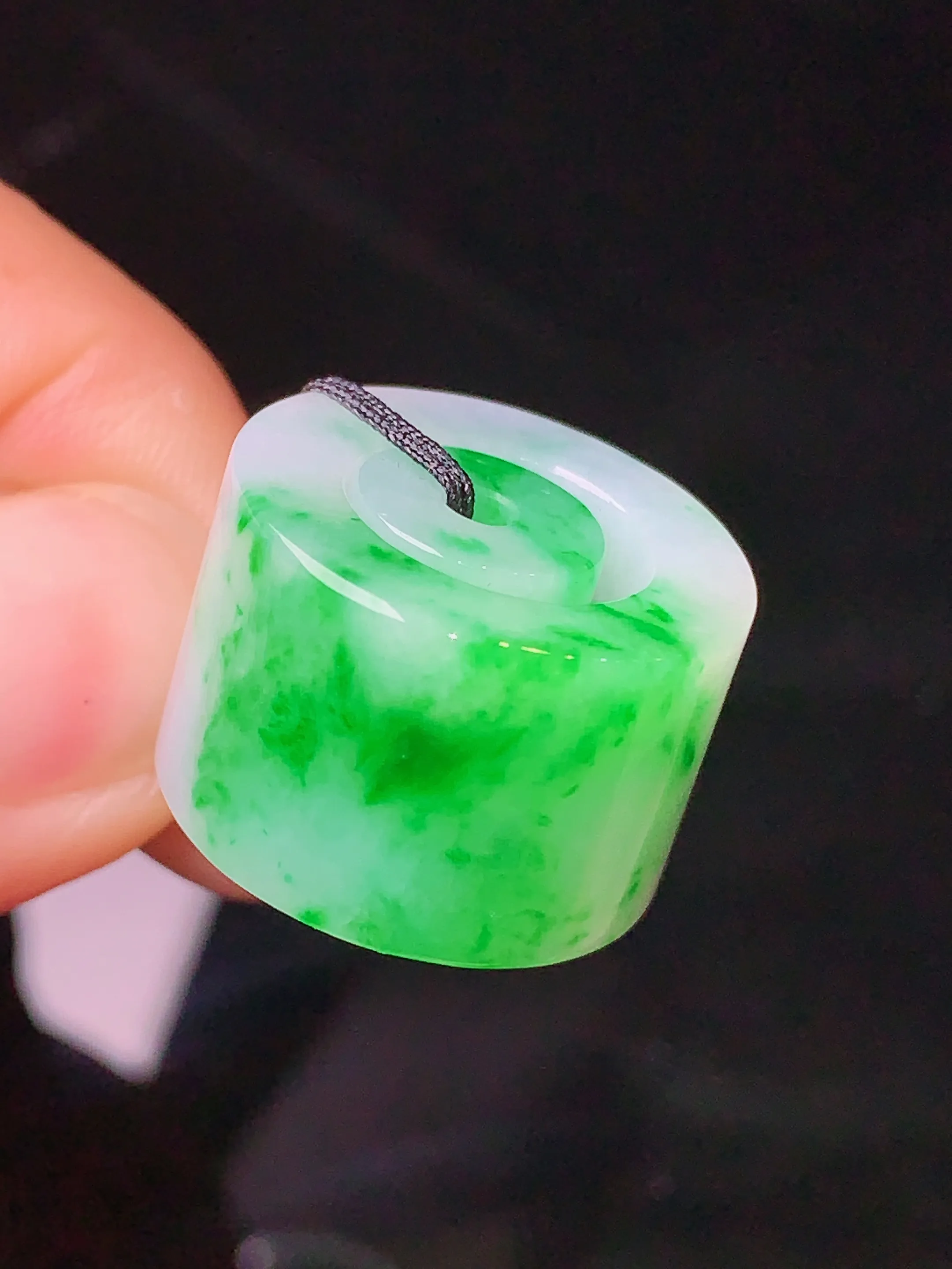 飘绿路路通吊坠 玉质细腻 色泽艳丽 整体尺寸19.3*19.3*12.8