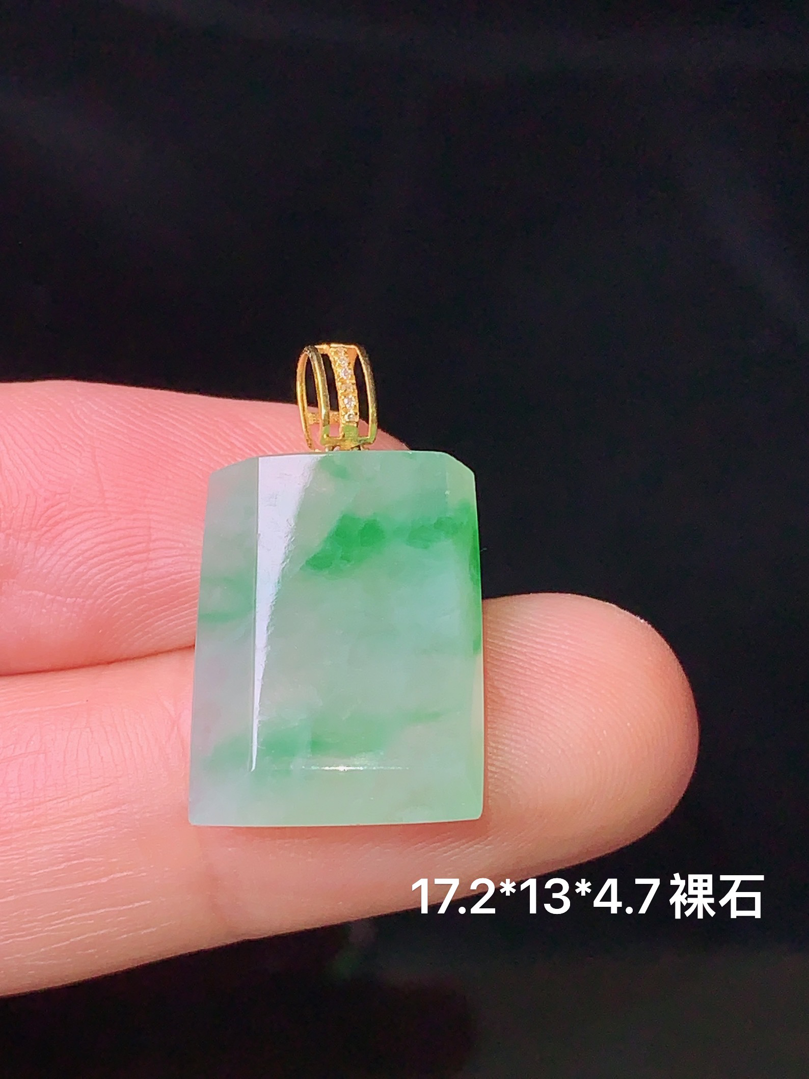 18k金镶嵌飘绿无事牌吊坠 玉质细腻 色泽清新艳丽 裸石尺寸17.2*13*4.7