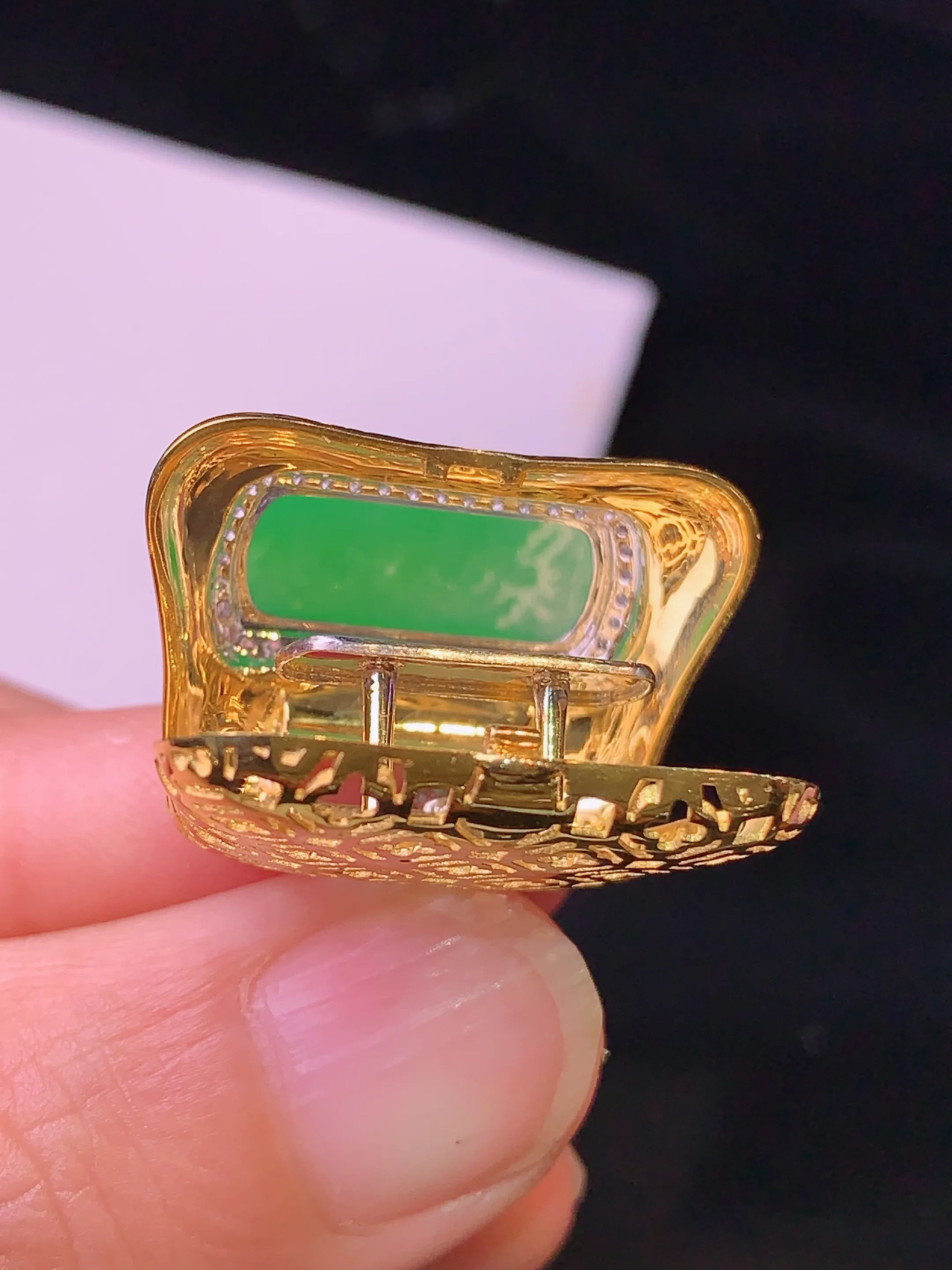18k金钻镶嵌翠绿无事牌手提包吊坠 玉质细腻 色泽清新艳丽 整体尺寸20.8*24*11.3