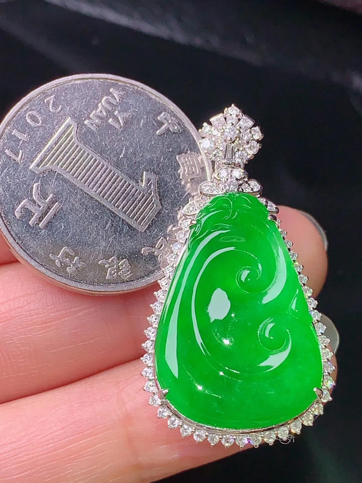 18k金钻镶嵌满绿如意吊坠 玉质细腻 色泽清新艳丽 整体尺寸36.2*19.6*18.2