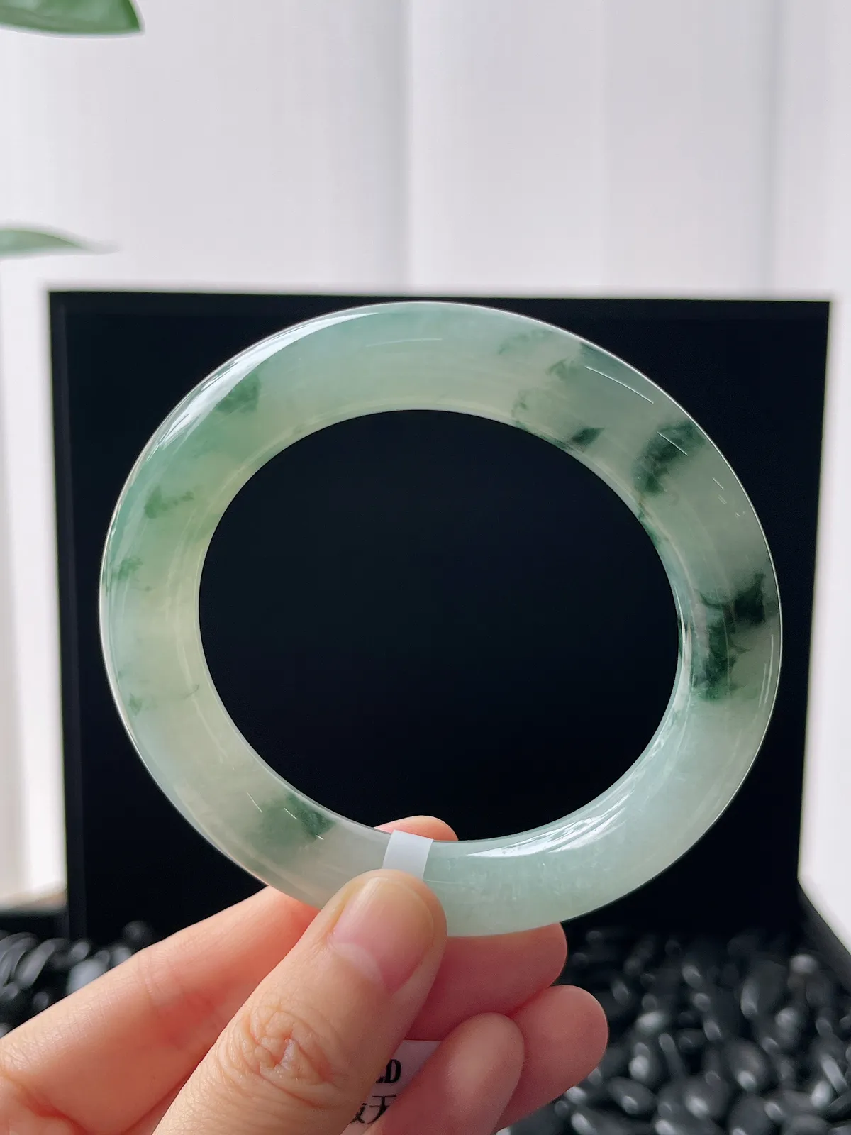 圆镯56.4圈口，翡翠冰糯种淡绿色手镯