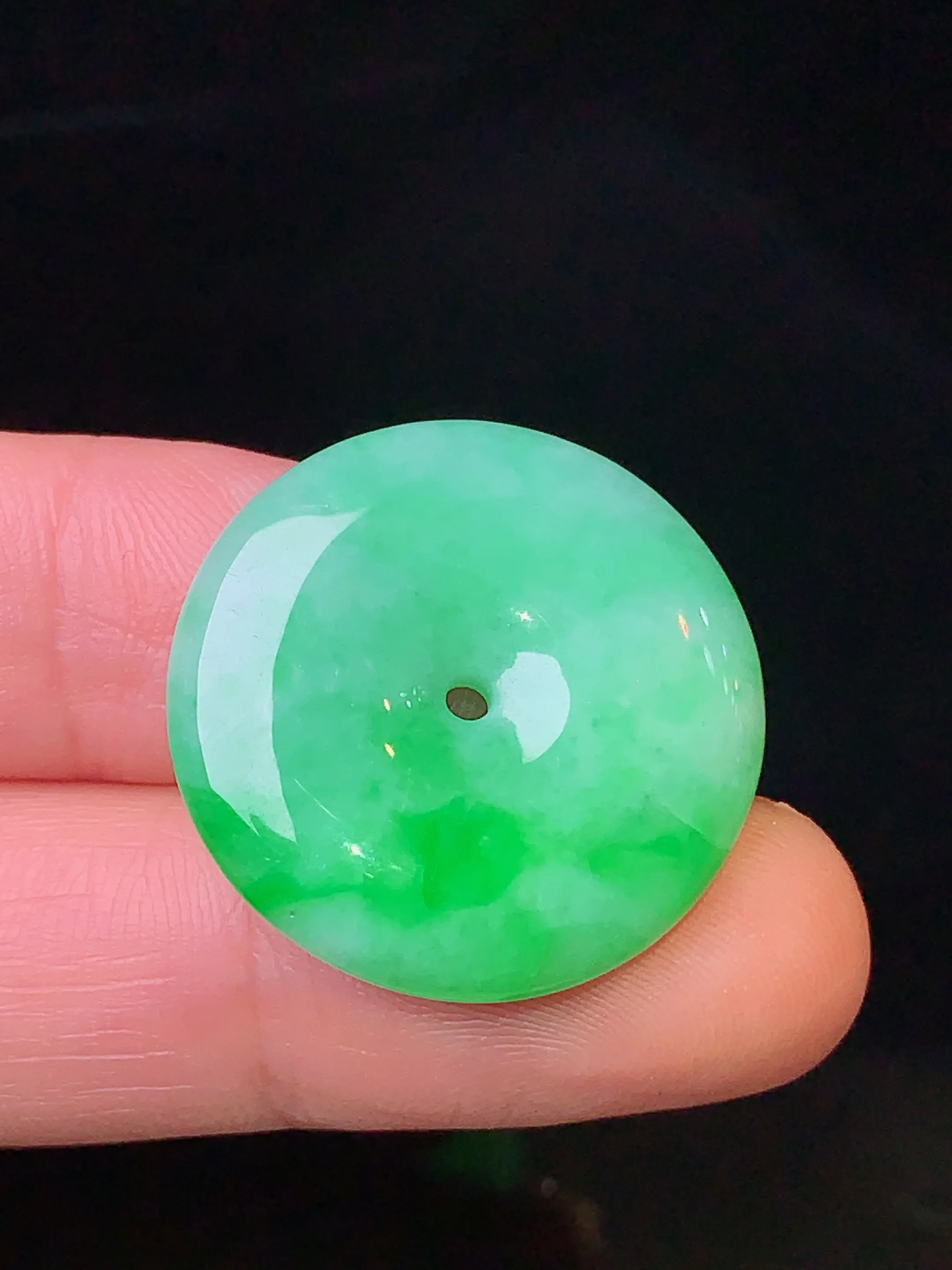 翠绿平安扣吊坠 玉质细腻 色泽清新艳丽 整体尺寸23.5*5