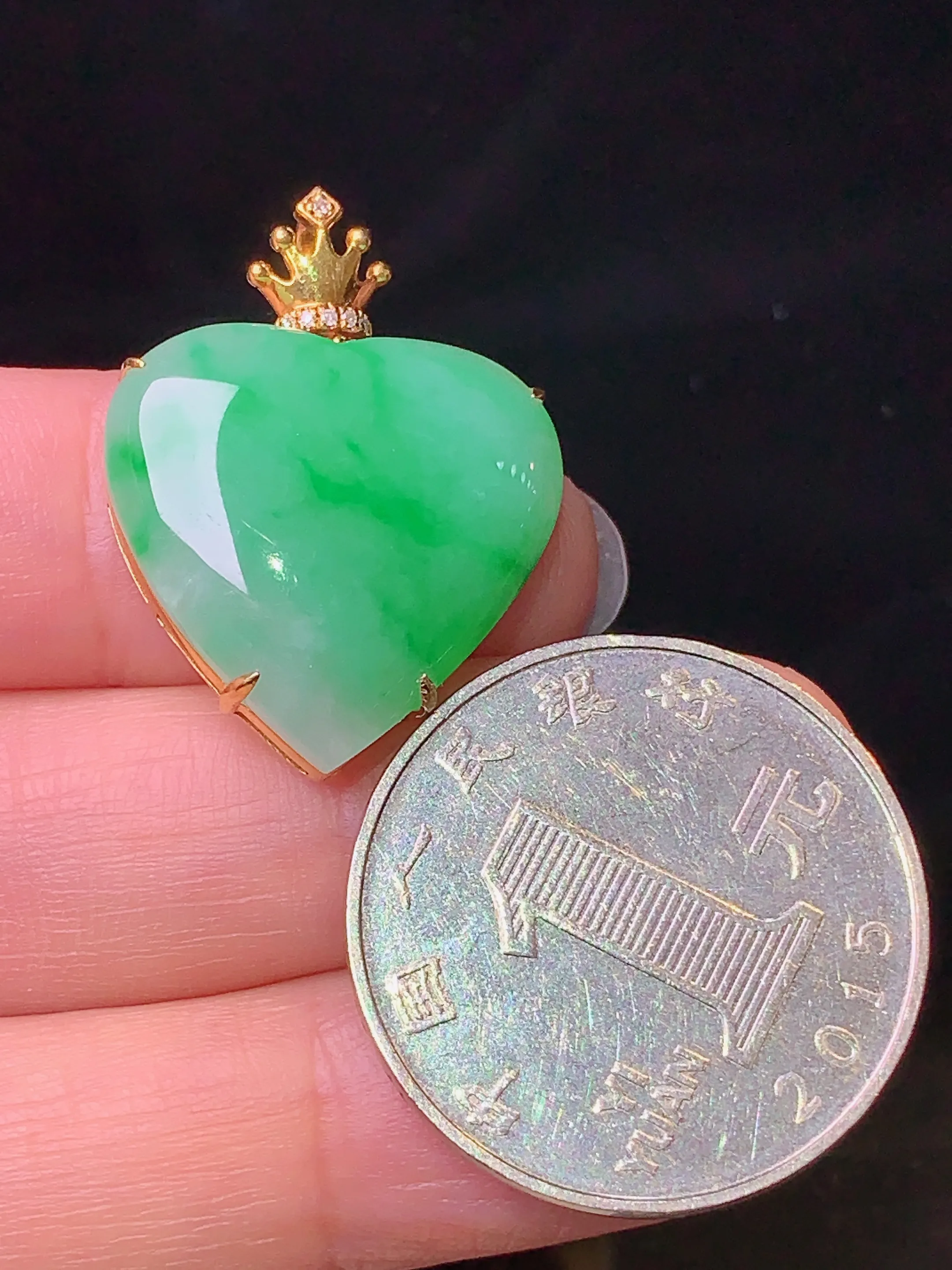 18k金钻镶嵌翠绿心形吊坠 玉质细腻 色泽清新艳丽 整体尺寸27*20*6.5
