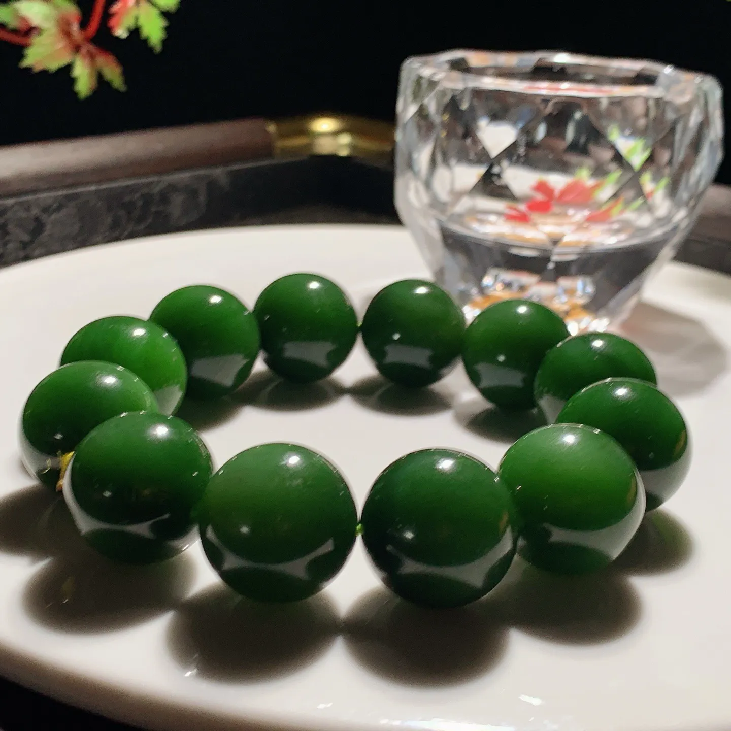 和田玉菠菜绿俄罗斯碧玉圆珠手串。单颗尺寸19重129.5克。玉质细腻油润。手推出油。佩戴高端典雅。lt251112