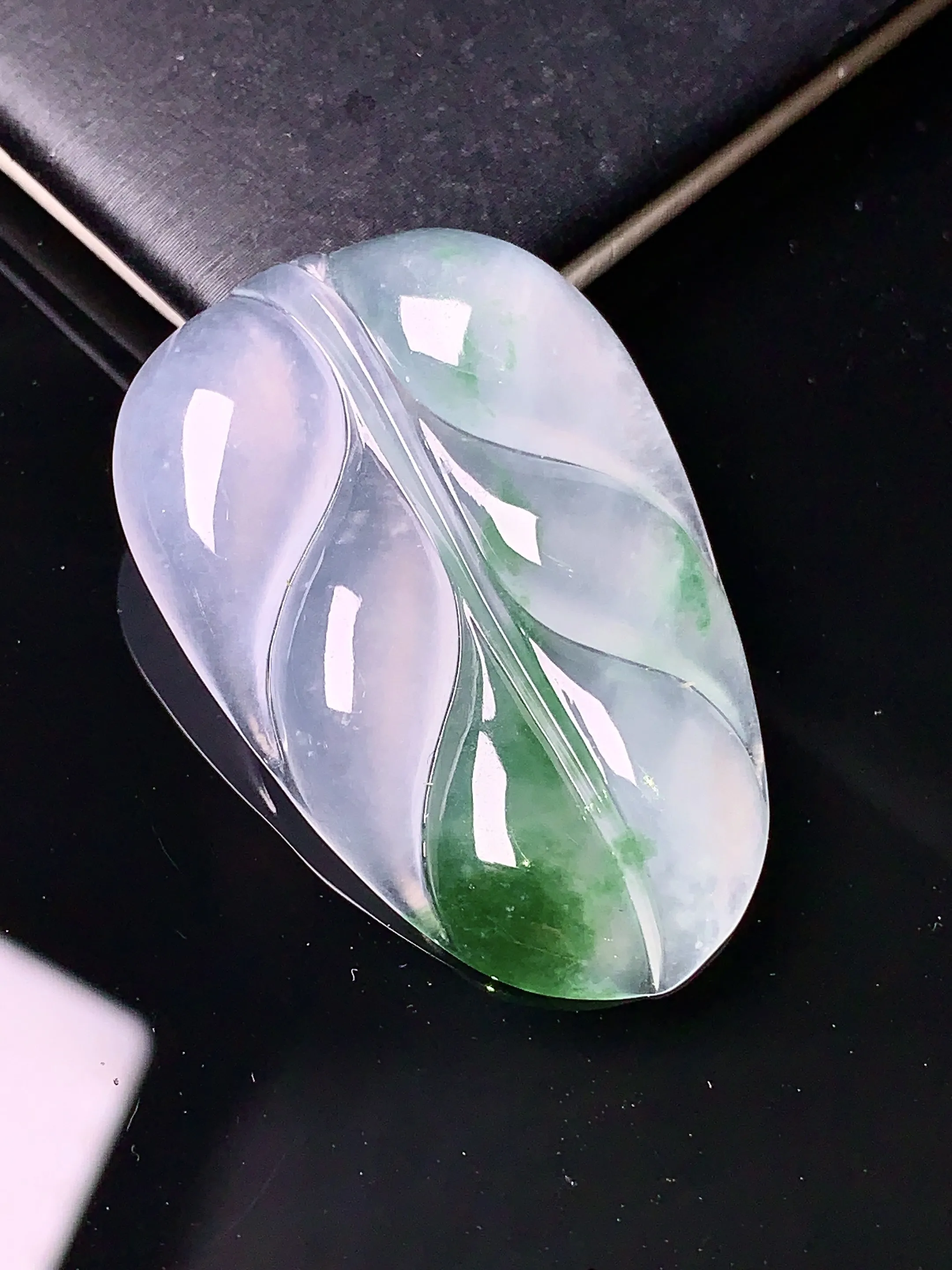 冰种飘绿树叶吊坠 玉质细腻 色泽清新艳丽 整体尺寸38.5*25.5*4.5