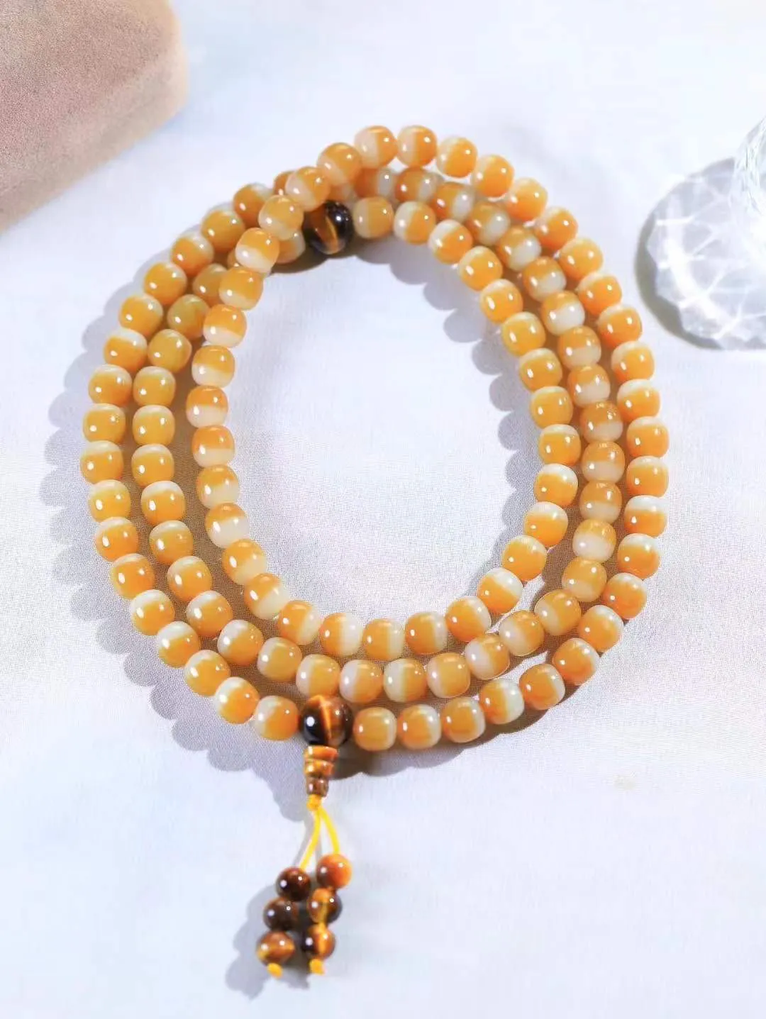 【链.108】

精品️和田玉糖白玉老型珠挂链 玉质温润细腻 油性十足 佩戴舒适。珠珠落玉盘，间关