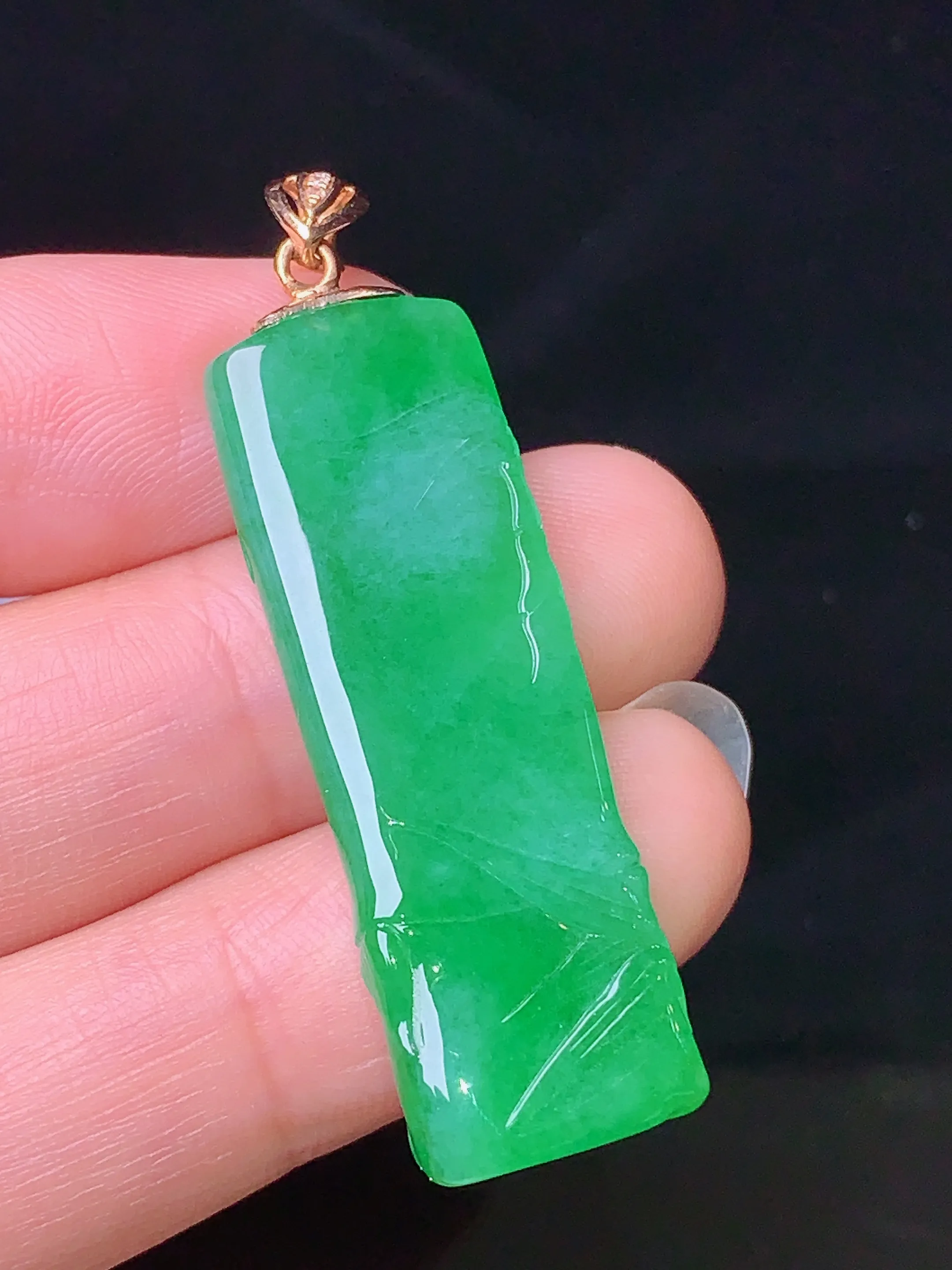 18k金镶嵌翠绿竹节吊坠 玉质细腻 色泽清新艳丽 裸石尺寸38*12.5*4.8