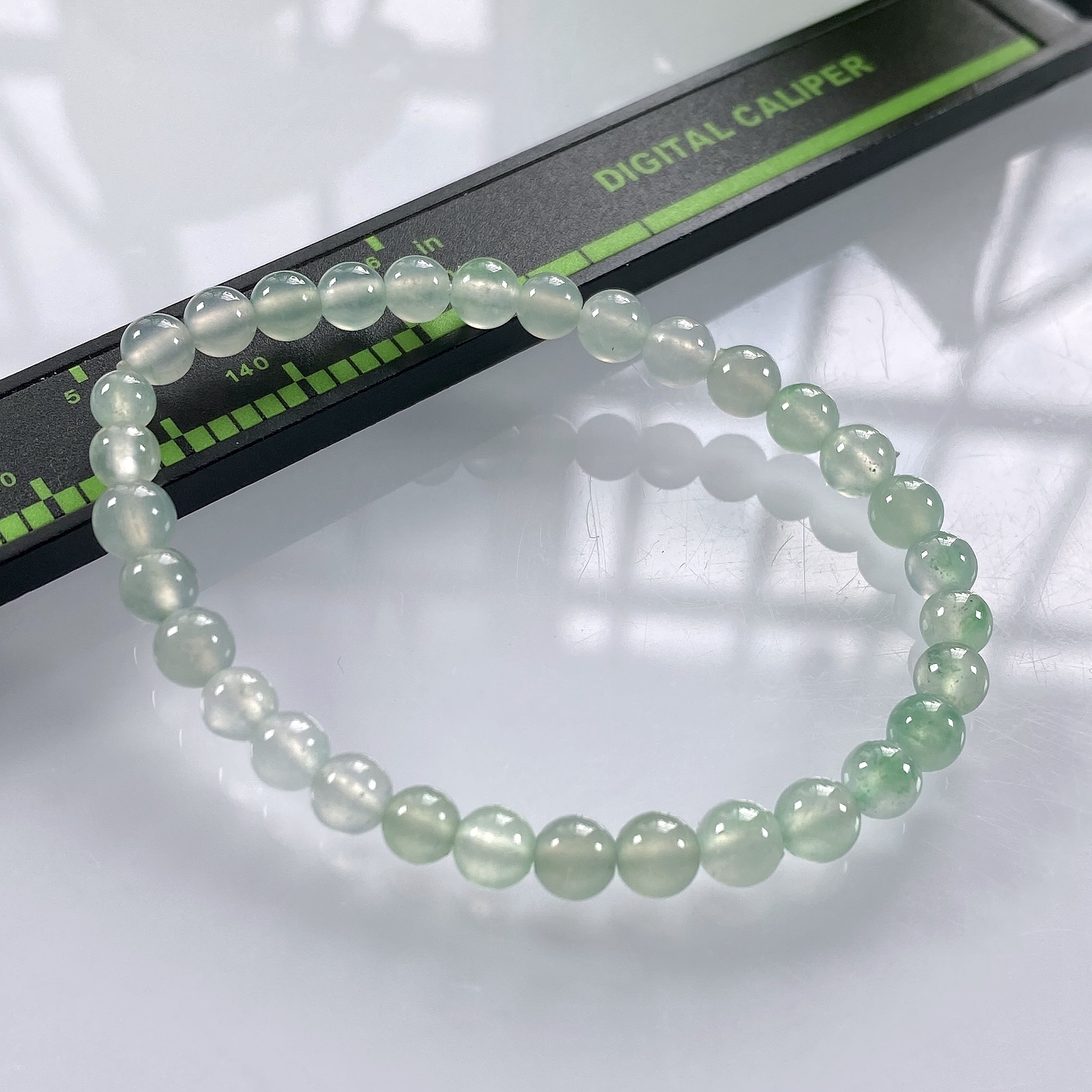 缅甸天然翡翠A货，卡5.2高冰种起光起胶圆珠手串手链，尺寸：5.2mm/32颗，重量：7.63g