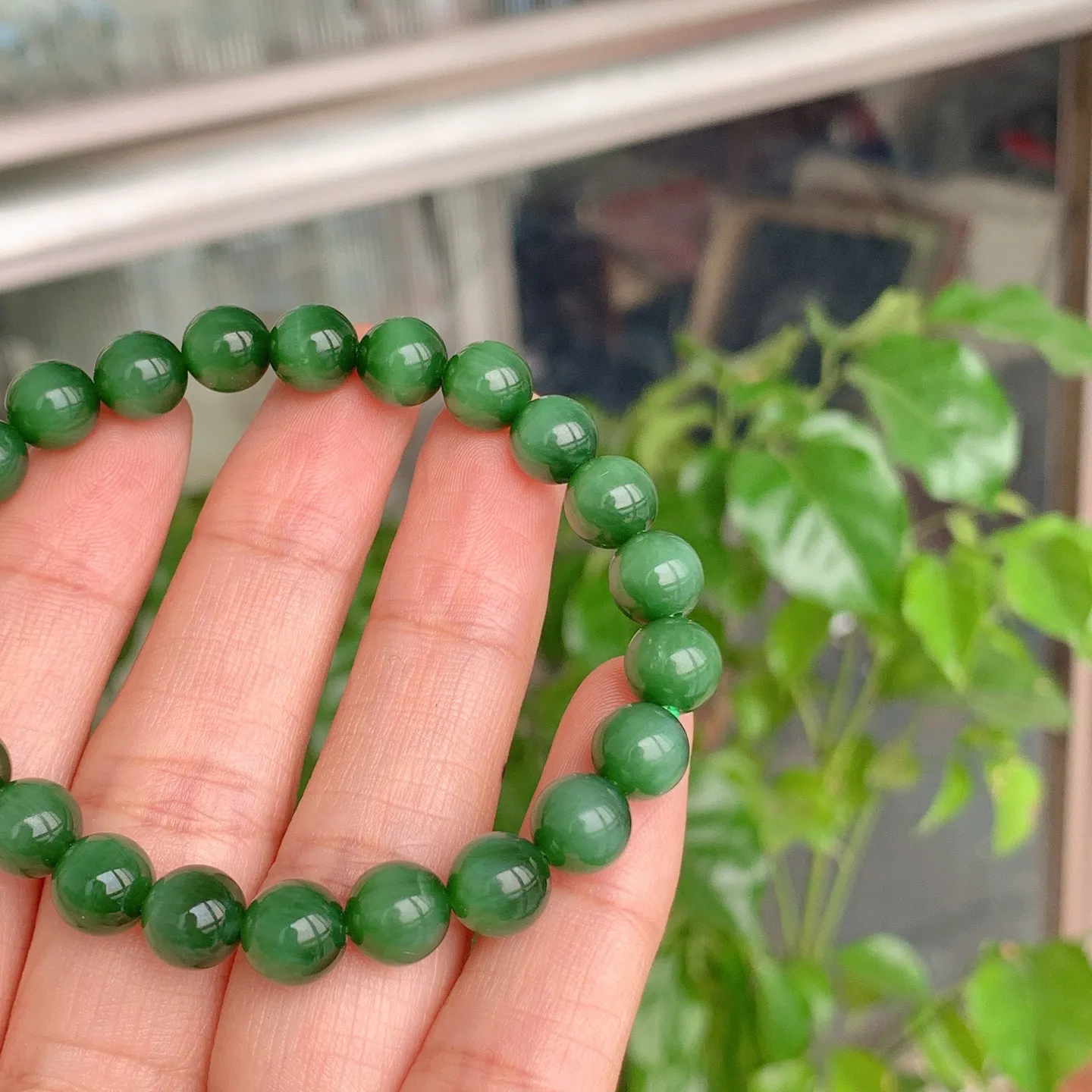 和田玉菠菜绿俄罗斯碧玉猫眼圆珠手串。单颗尺寸8！玉质细腻油润。手推出油。佩戴高端典雅。lt251112