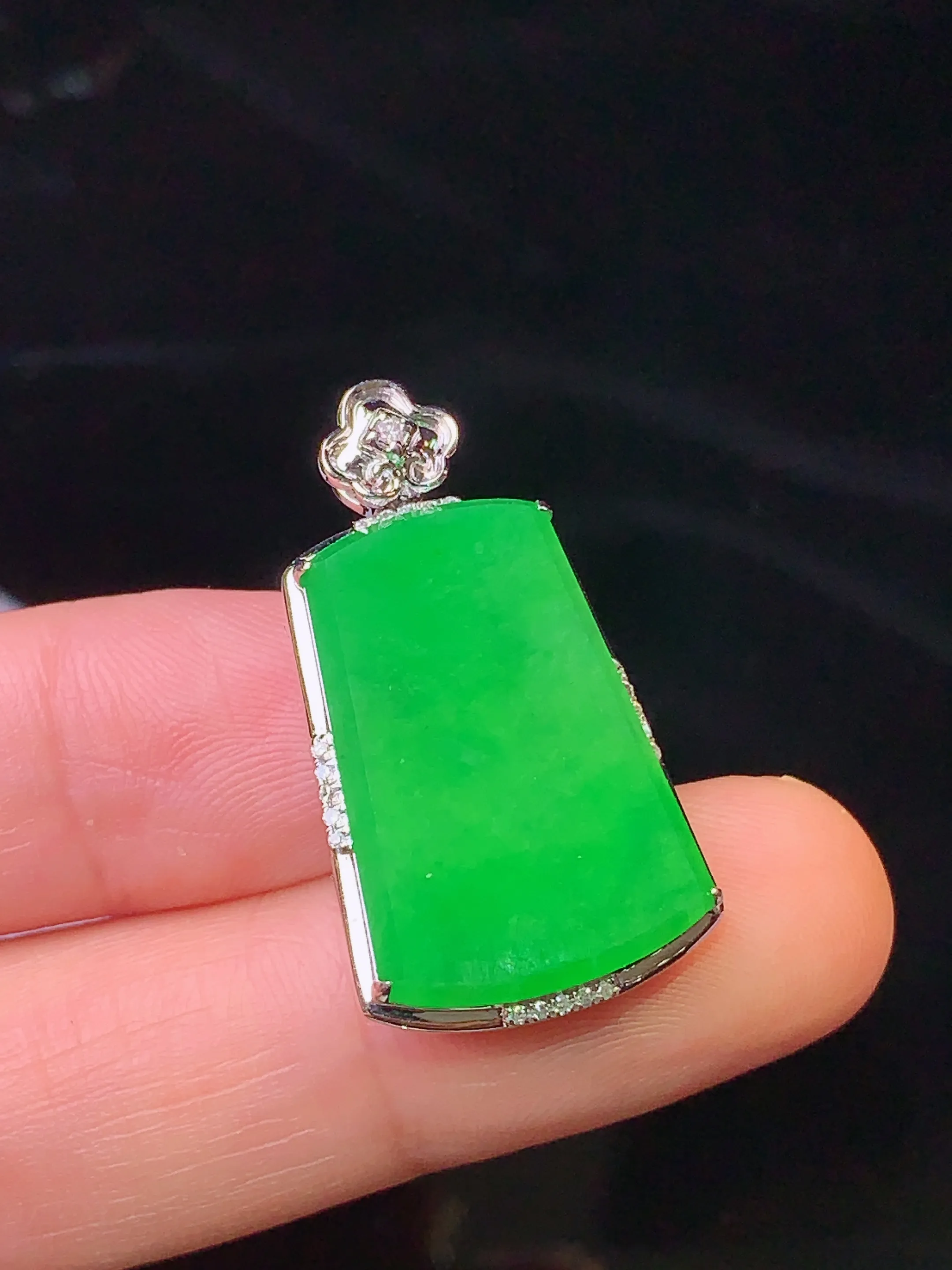 18k金钻镶嵌翠绿无事牌吊坠 玉质细腻 色泽清新艳丽 整体尺寸28.8*16*6.6