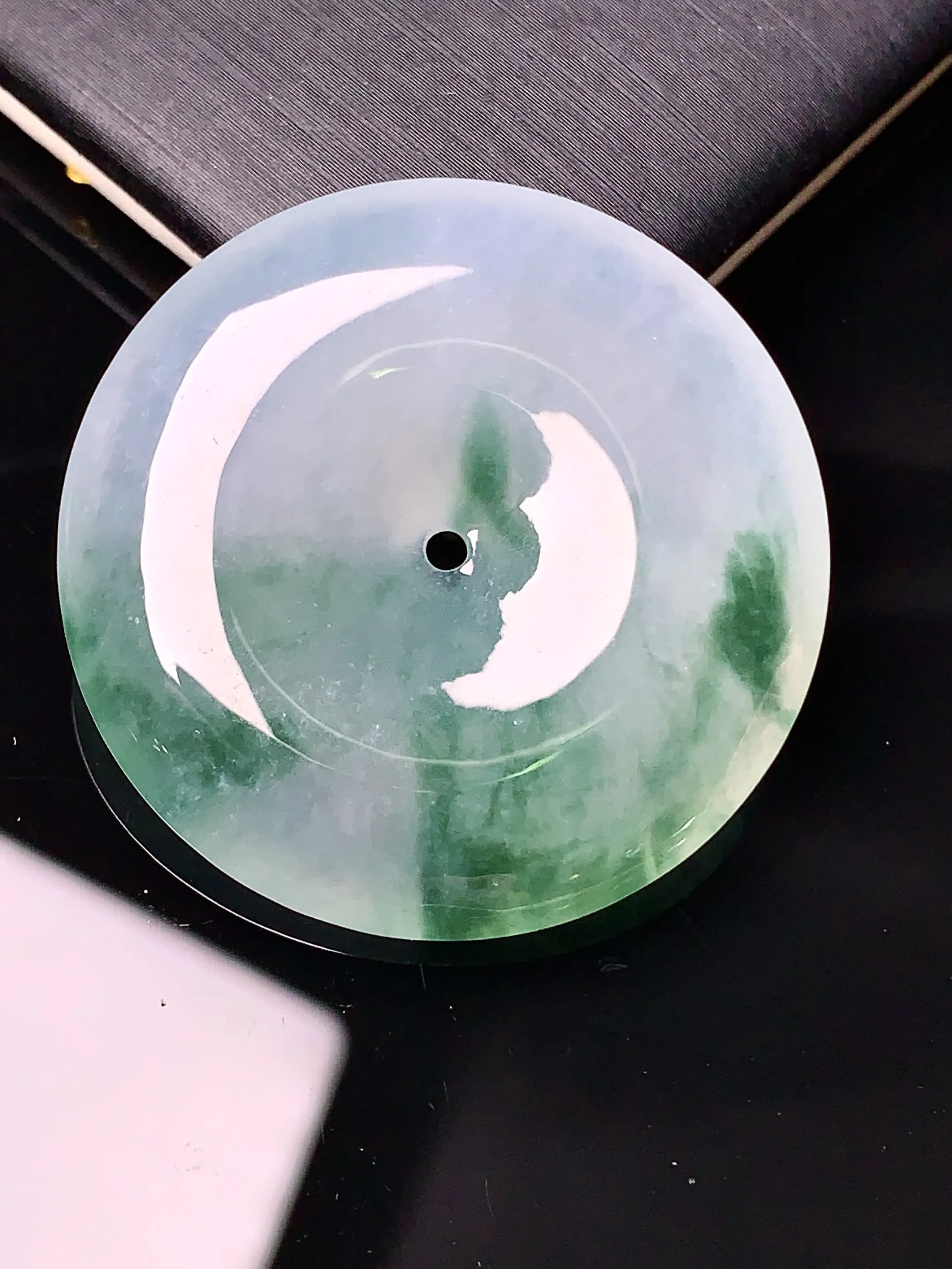 冰种飘绿平安扣吊坠 玉质细腻 色泽清新艳丽 整体尺寸33.2*5.8