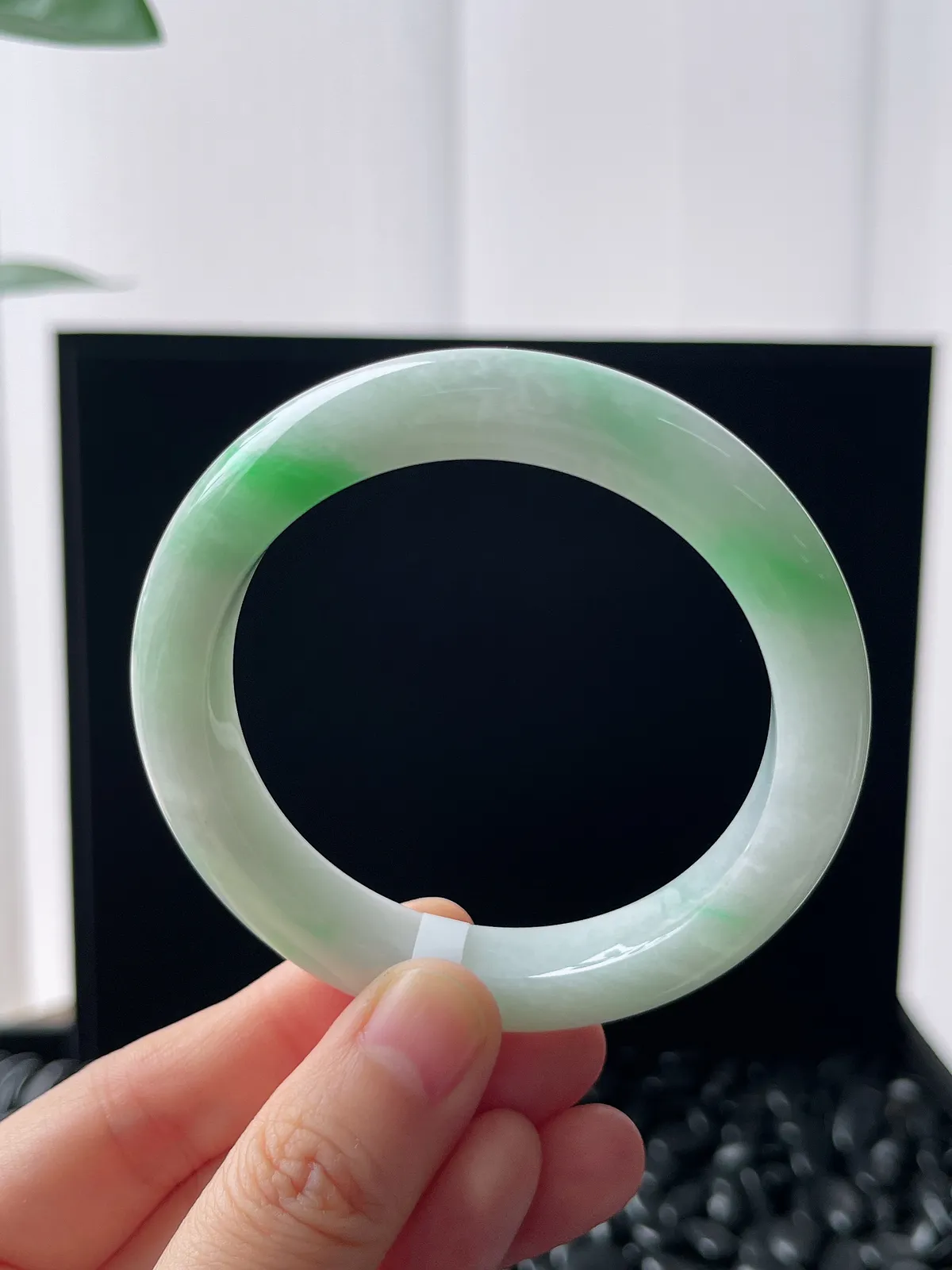 正圈53.7圈口，翡翠糯化种飘绿手镯