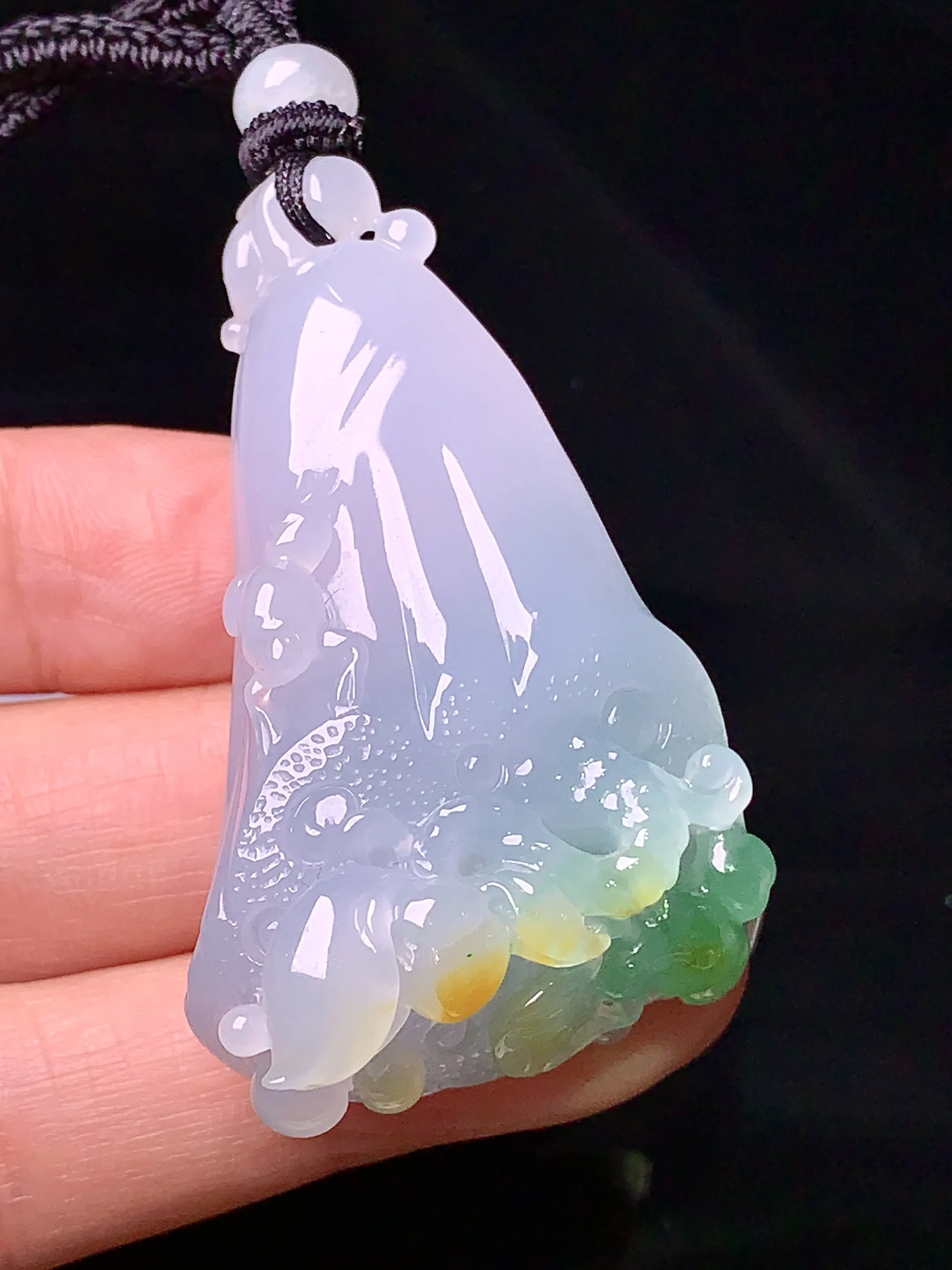 飘黄绿白菜吊坠 玉质细腻 色泽清新艳丽 整体尺寸50.5*30.2*17.6