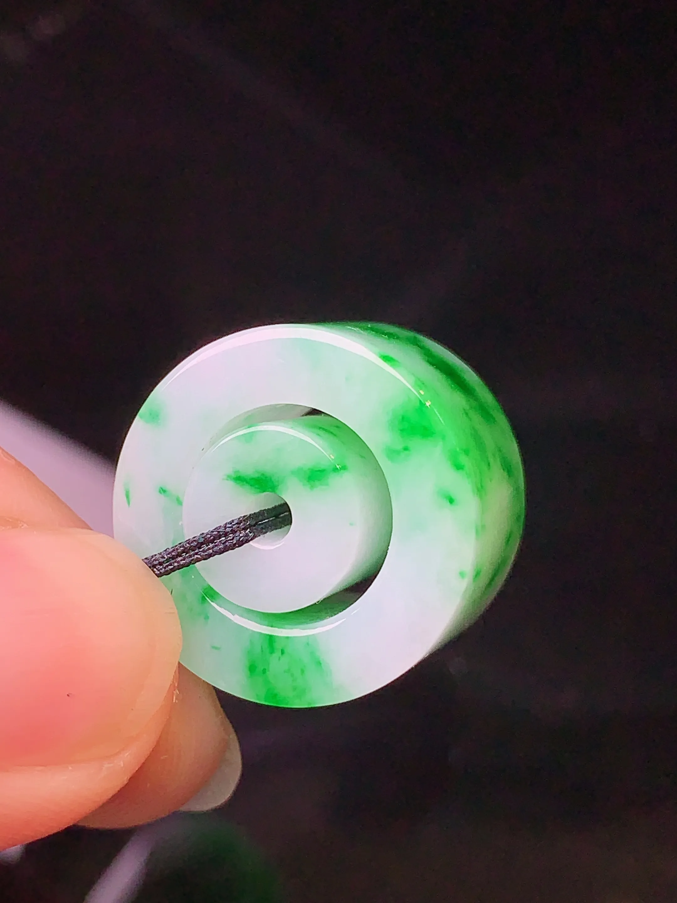 飘绿路路通吊坠 玉质细腻 色泽艳丽 整体尺寸19.3*19.3*12.8