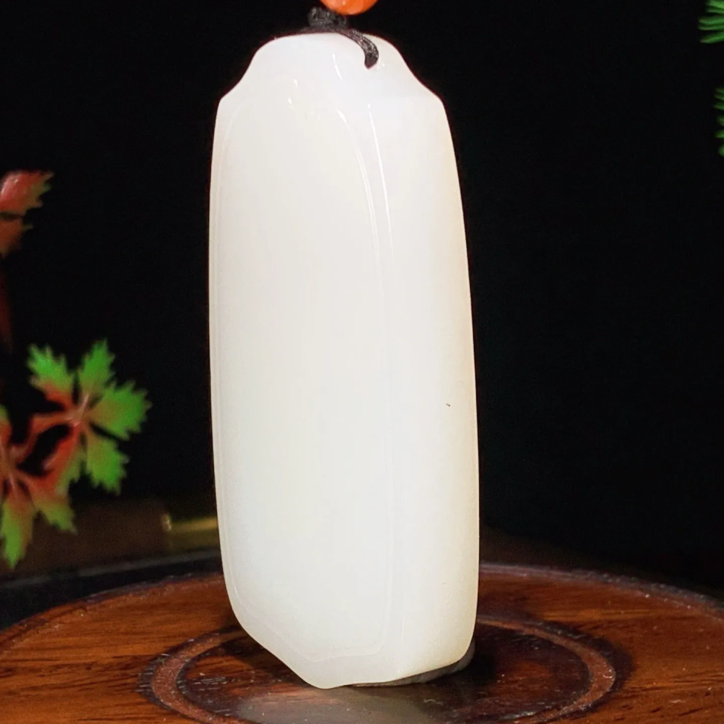 新疆和田玉羊脂白平安无事牌挂件。尺寸64/34/11重62.5克。玉质细腻油润。无裂无杂无结构。手推出油。佩戴高端典雅。lt251112