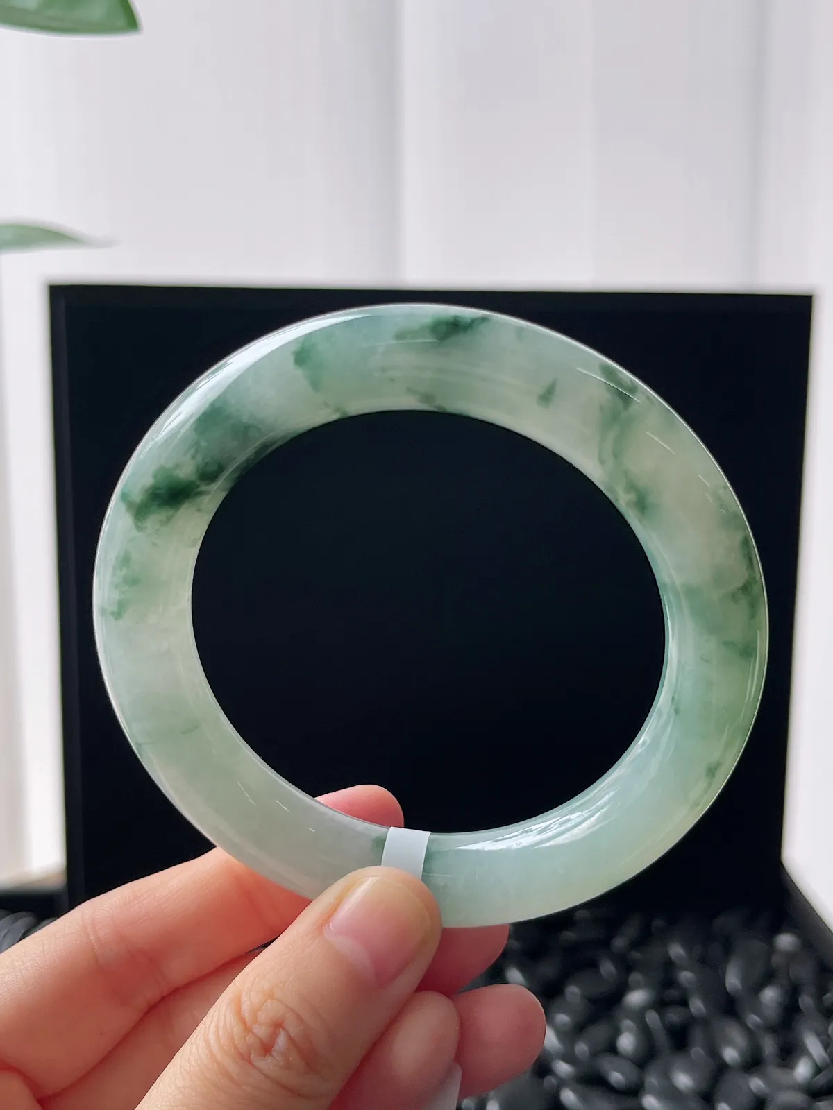 圆镯56.4圈口，翡翠冰糯种淡绿色手镯