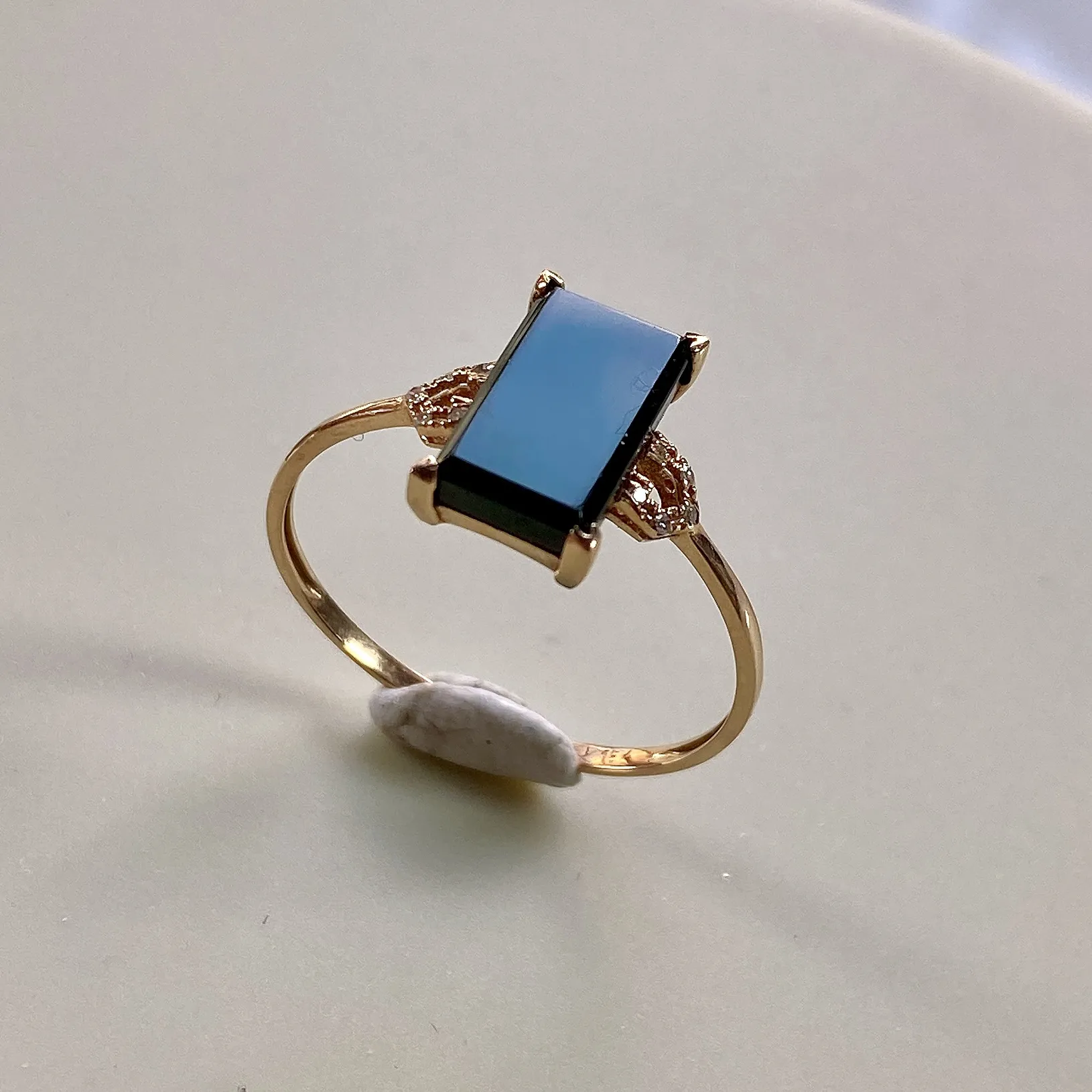 缅甸天然翡翠A货，18k金镶嵌冰种墨翠方形女式戒指，戒面干净，打光阳绿，尺寸：圈口16.9=14号，戒面10/5.5/2.5mm，重量：1.04g